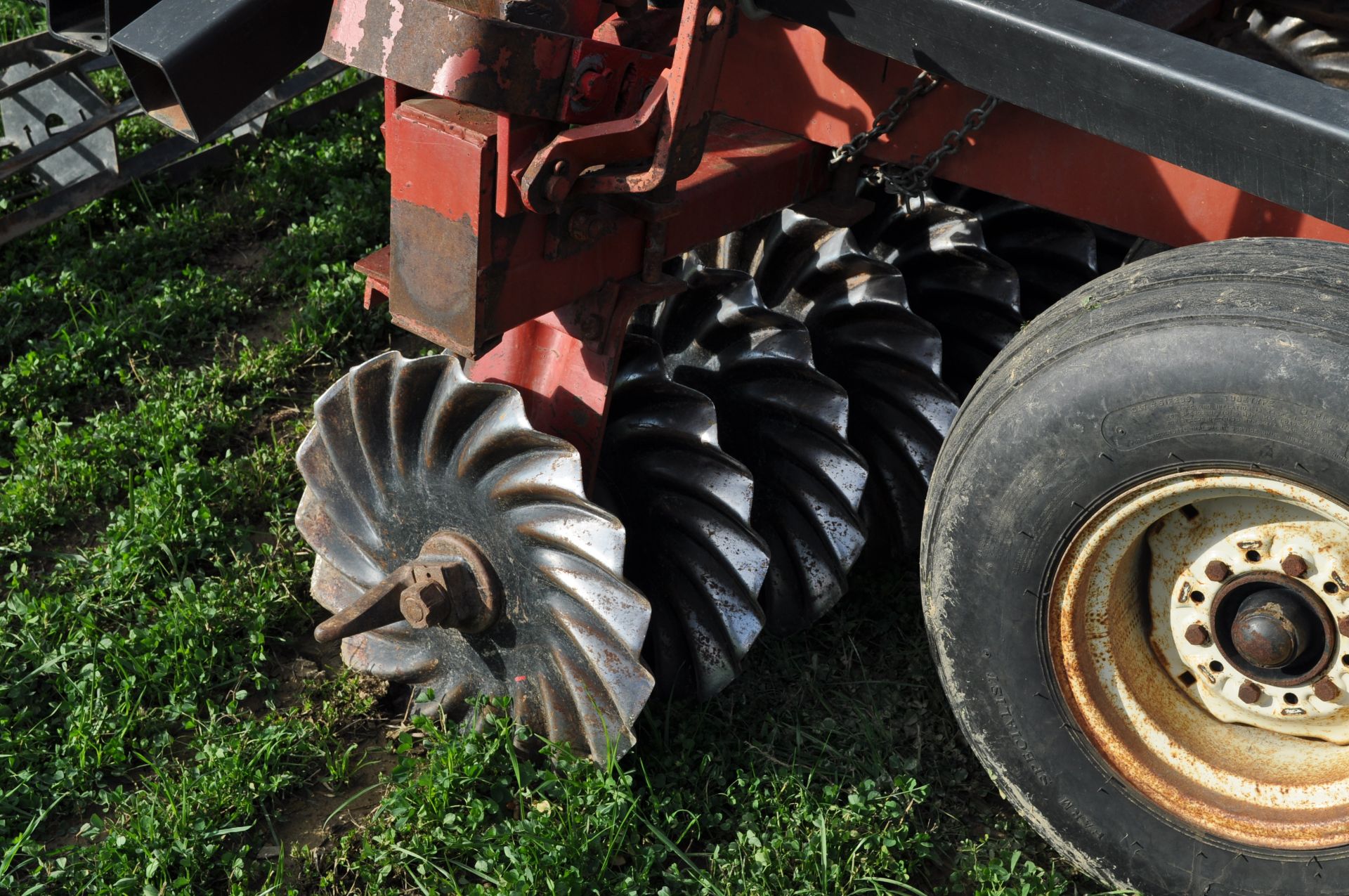 18’ IH 475 disk, Vortex vertical till blades, 9.5L-14SL tires, flat-bar rolling basket, hyd fold - Image 14 of 20