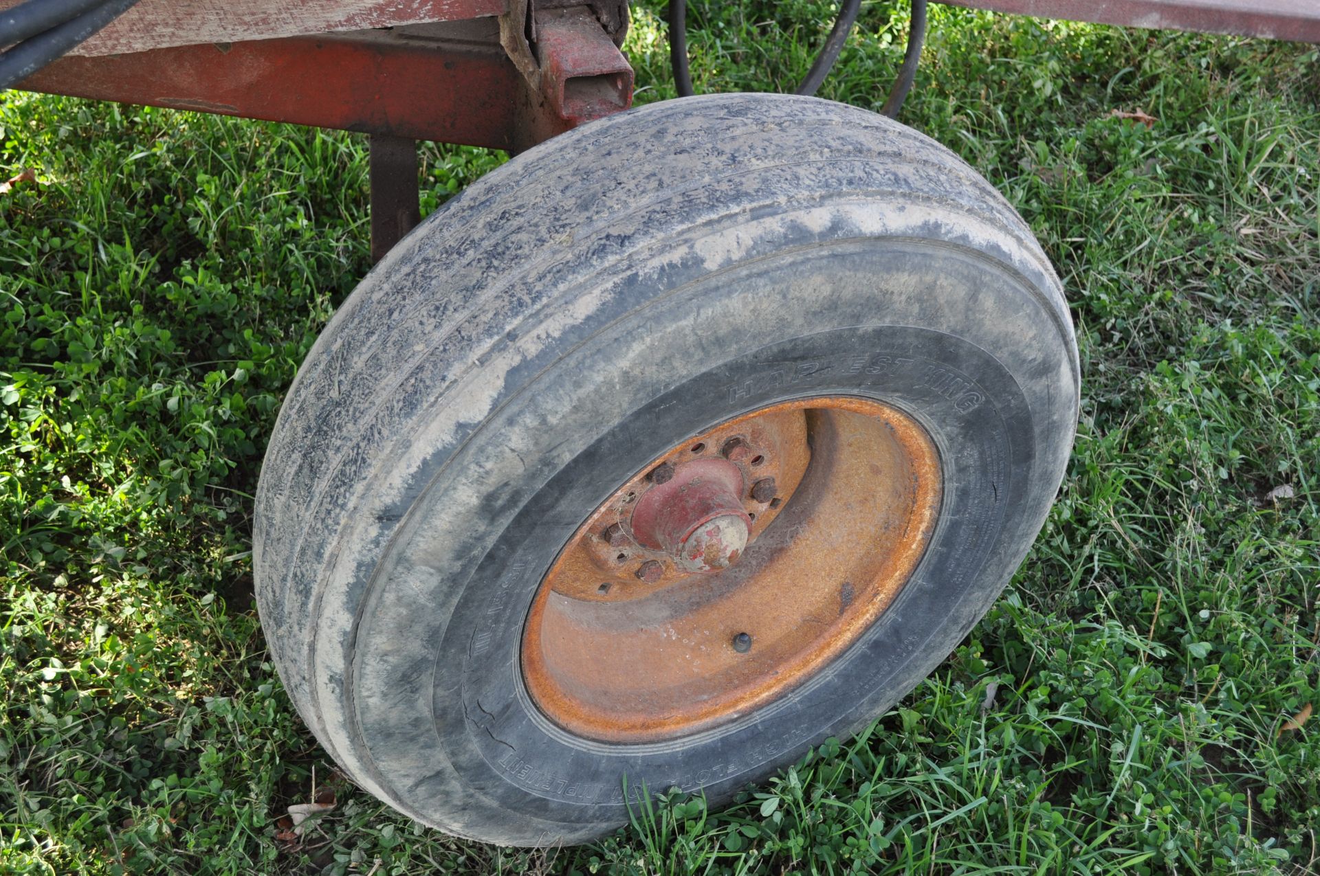 McCurdy 350 gravity wagon on gear, 14’ hydr fertilizer auger, 11L-15 tires - Image 8 of 11