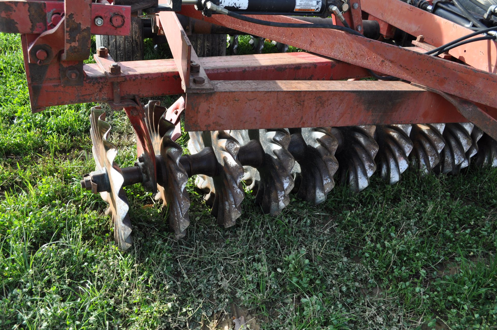 18’ IH 475 disk, Vortex vertical till blades, 9.5L-14SL tires, flat-bar rolling basket, hyd fold - Image 9 of 20