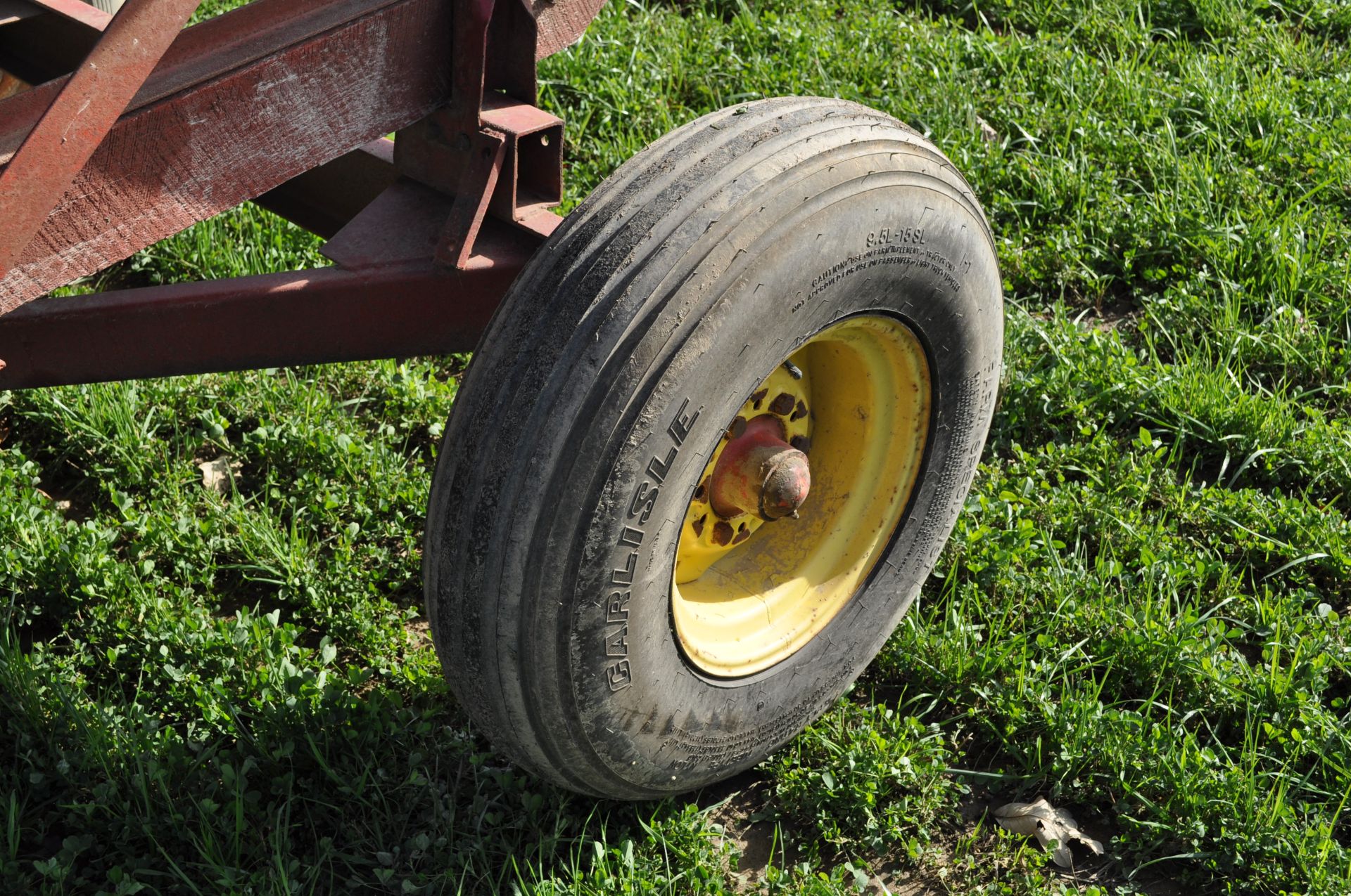 McCurdy 350 gravity wagon on gear, 14’ hydr fertilizer auger, 11L-15 tires - Image 6 of 11