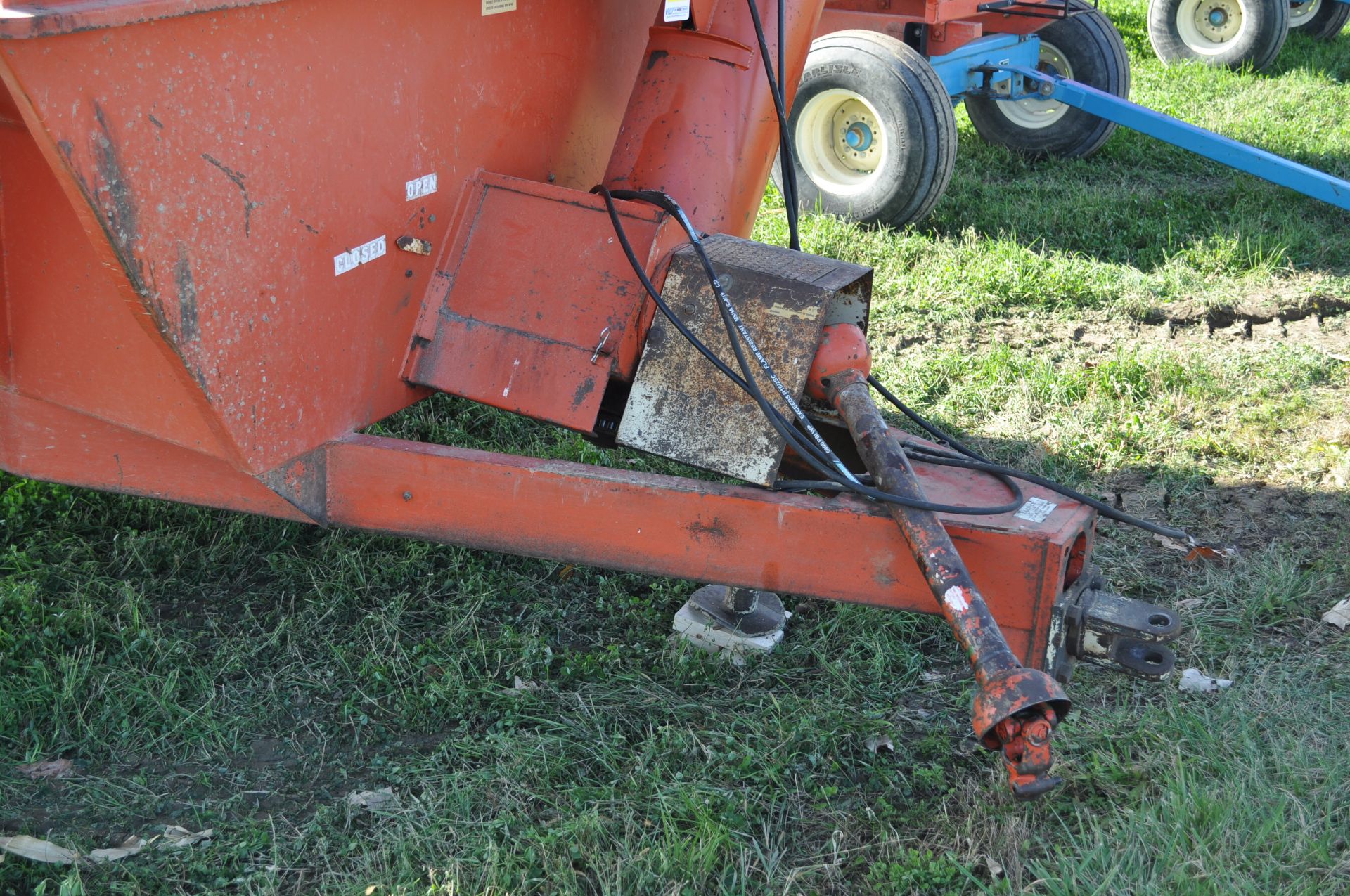 A&L Model 426 grain cart, 12” auger, 23.1-26 diamond tread tires, hyd gate - Image 11 of 14