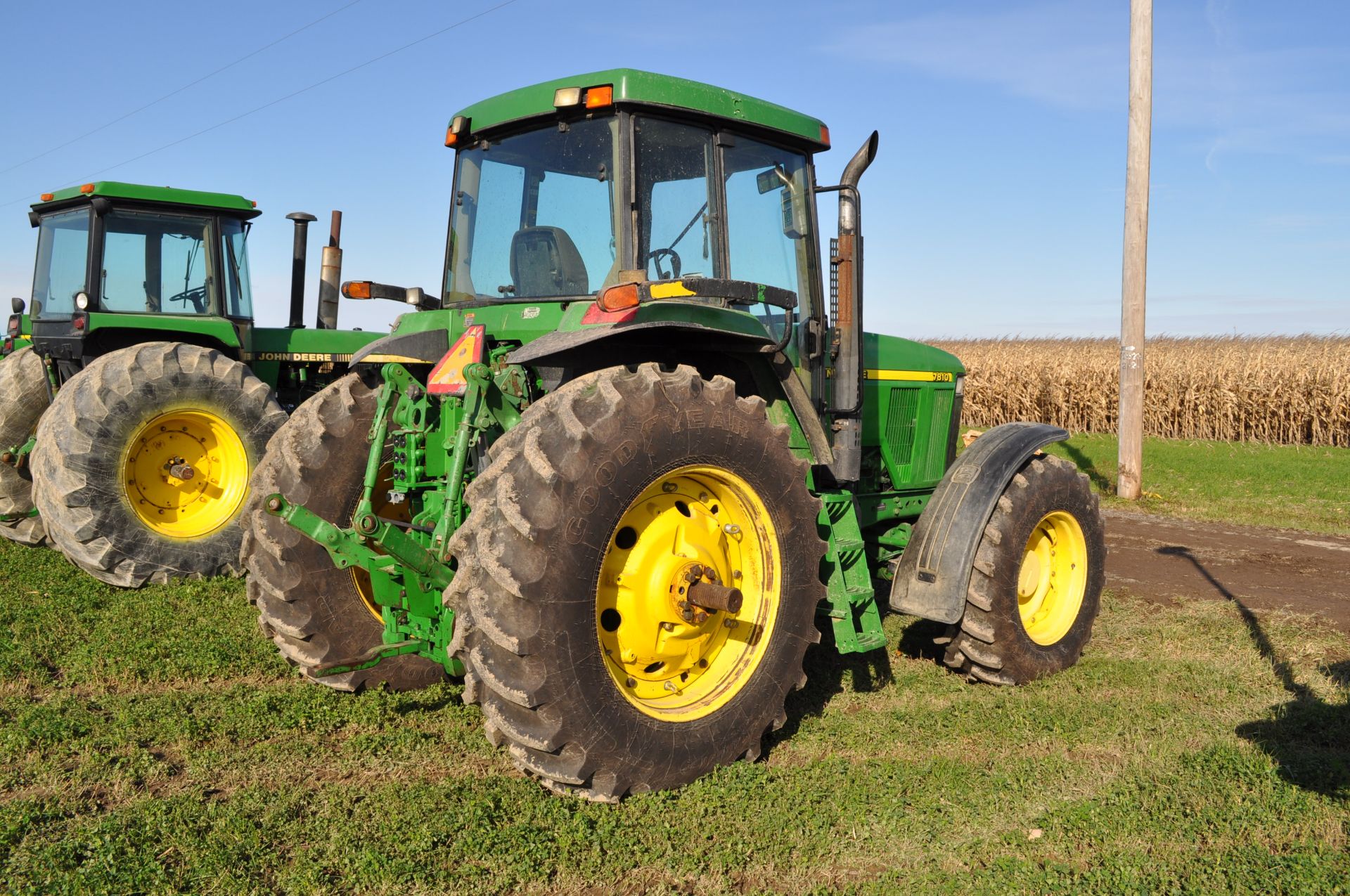John Deere 7810 tractor, MFWD, 19-speed, power-shift, 3 hydr remotes, 3-pt, 1000 PTO, front weights, - Image 2 of 32