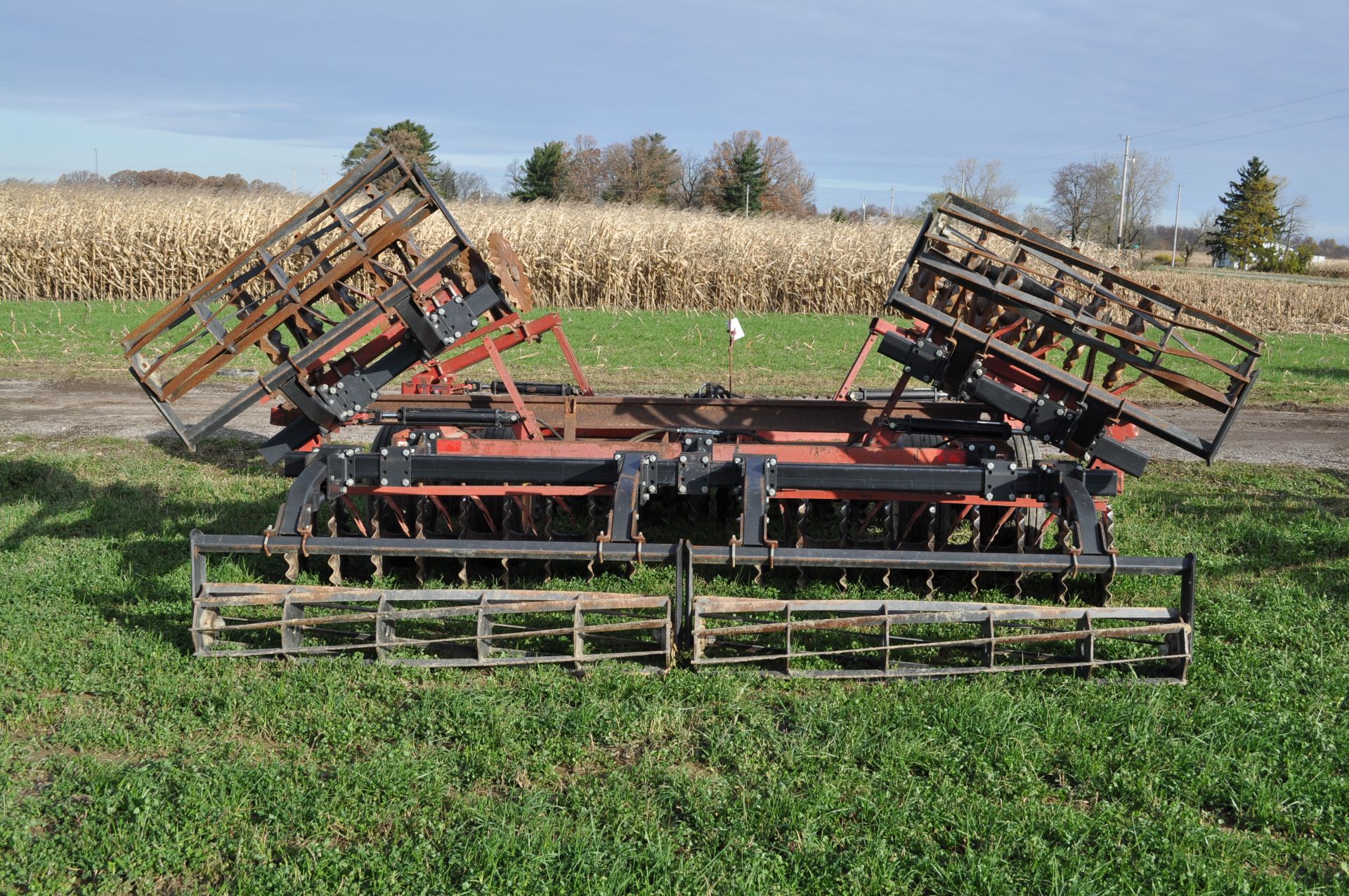 18’ IH 475 disk, Vortex vertical till blades, 9.5L-14SL tires, flat-bar rolling basket, hyd fold - Image 3 of 20