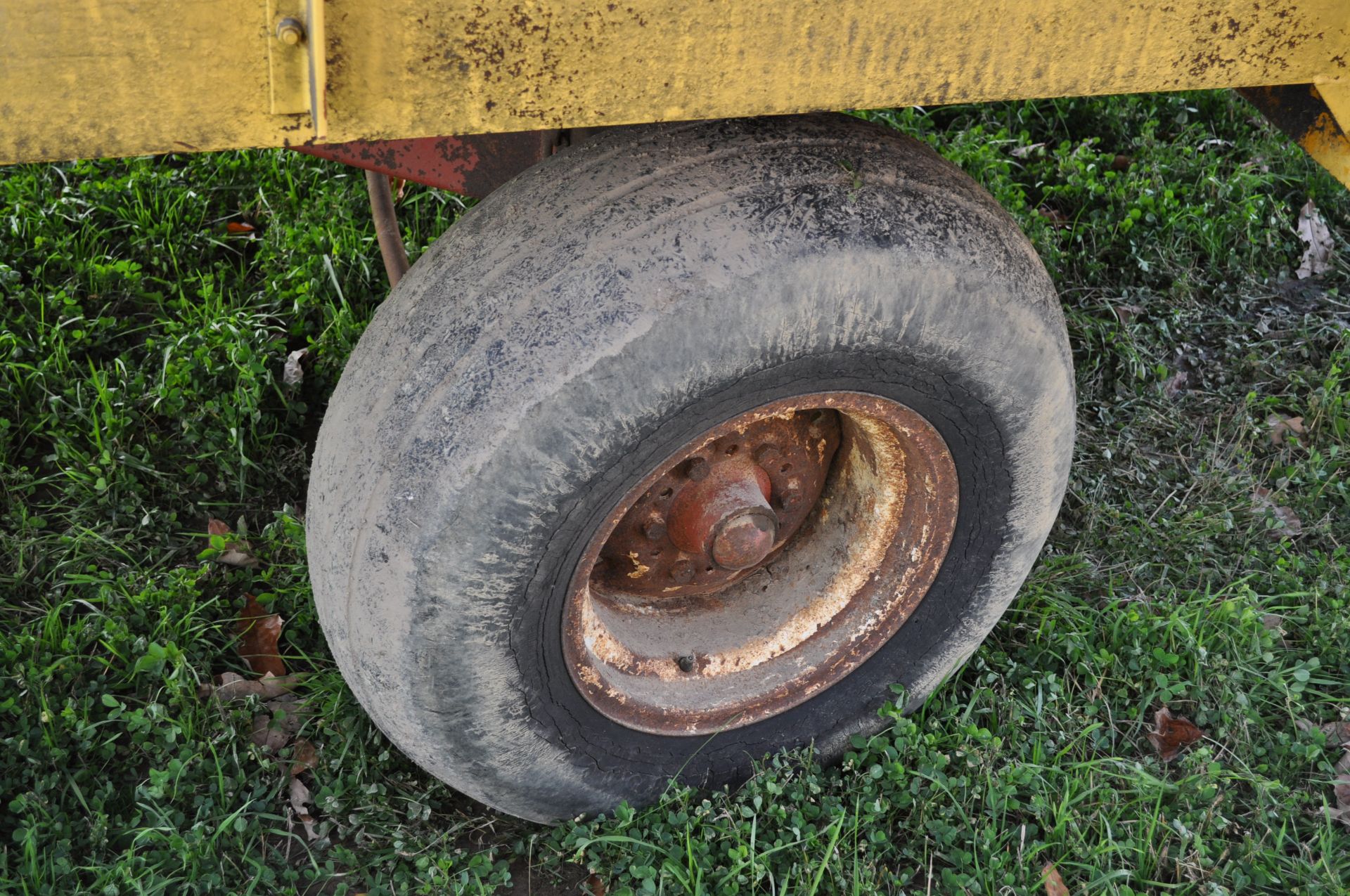 Knight forage wagon on Easy Trail gear, 12.5L-15 tires, tandem rear axle, 3-beater, roof - Image 8 of 11