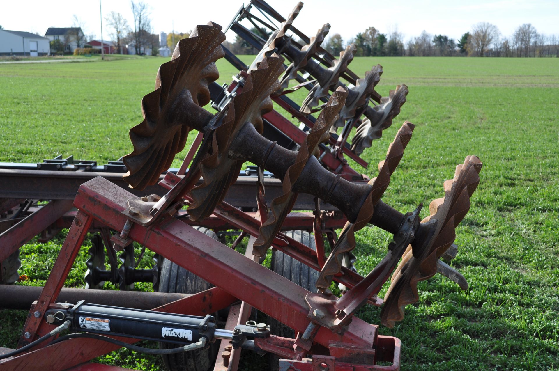 18’ IH 475 disk, Vortex vertical till blades, 9.5L-14SL tires, flat-bar rolling basket, hyd fold - Image 11 of 20