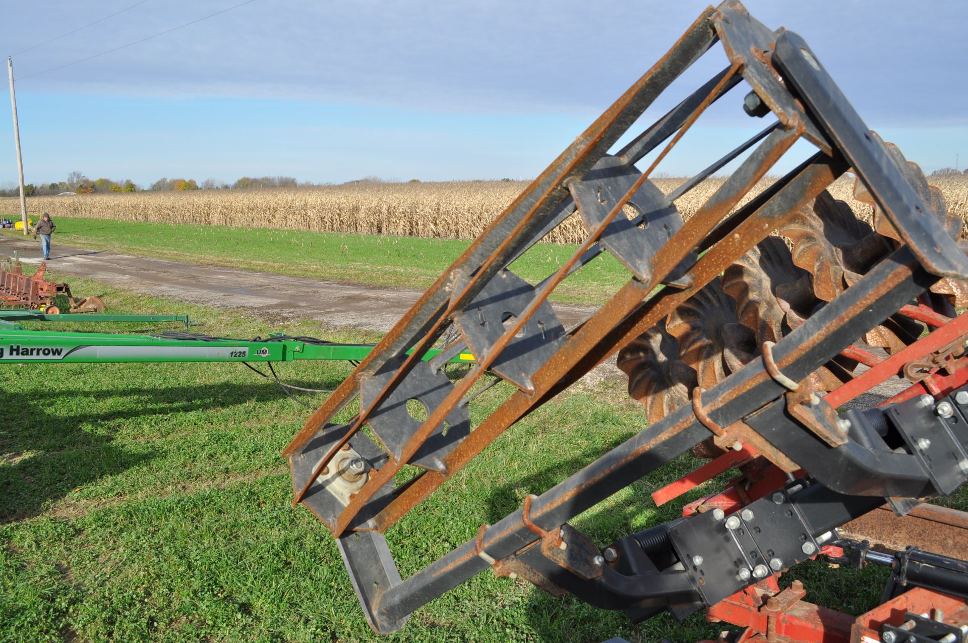 18’ IH 475 disk, Vortex vertical till blades, 9.5L-14SL tires, flat-bar rolling basket, hyd fold - Image 19 of 20