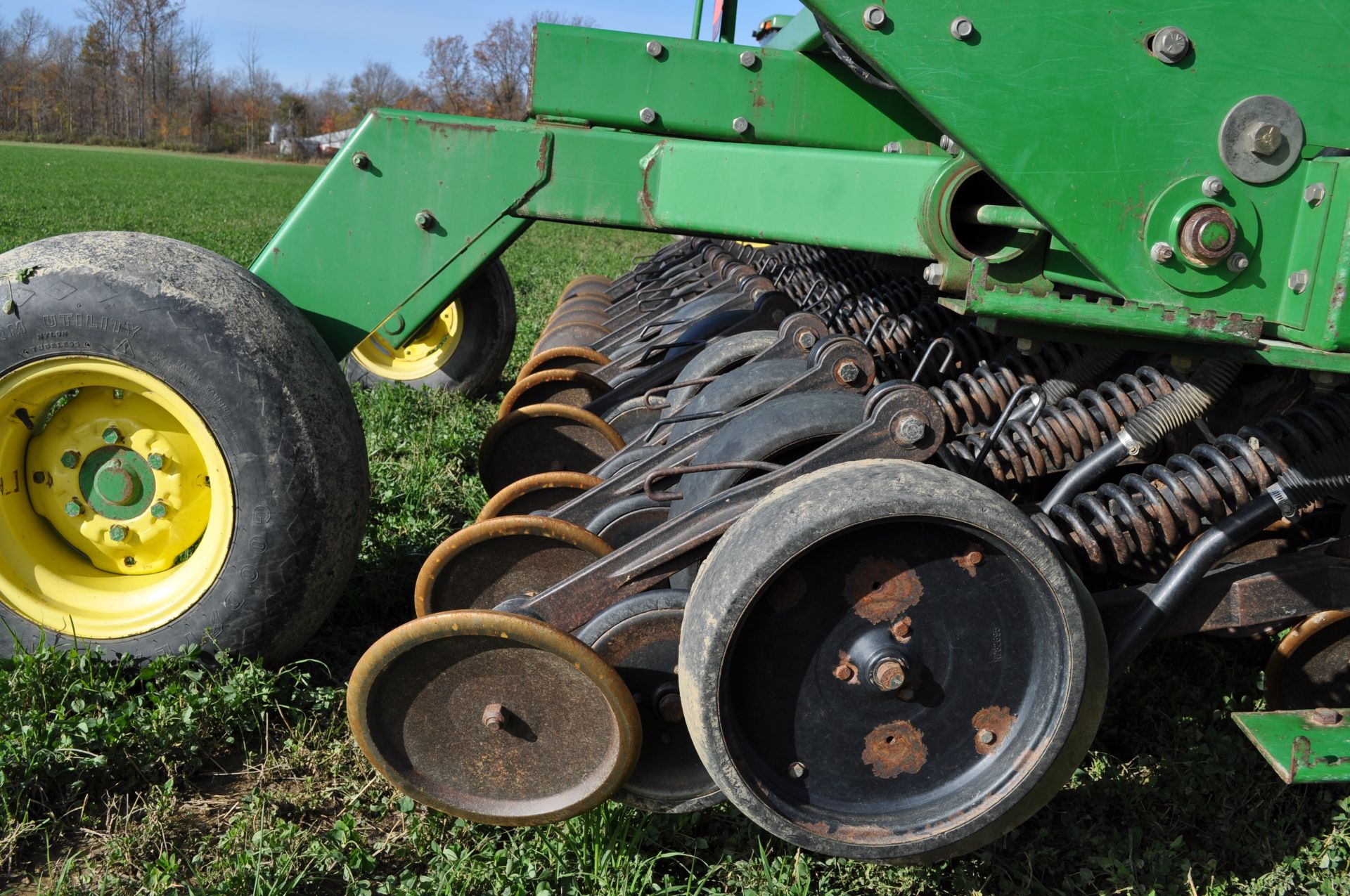 John Deere 1560 drill, 7.5” spacing, dolly wheel, SN N01560X682706 - Image 11 of 24