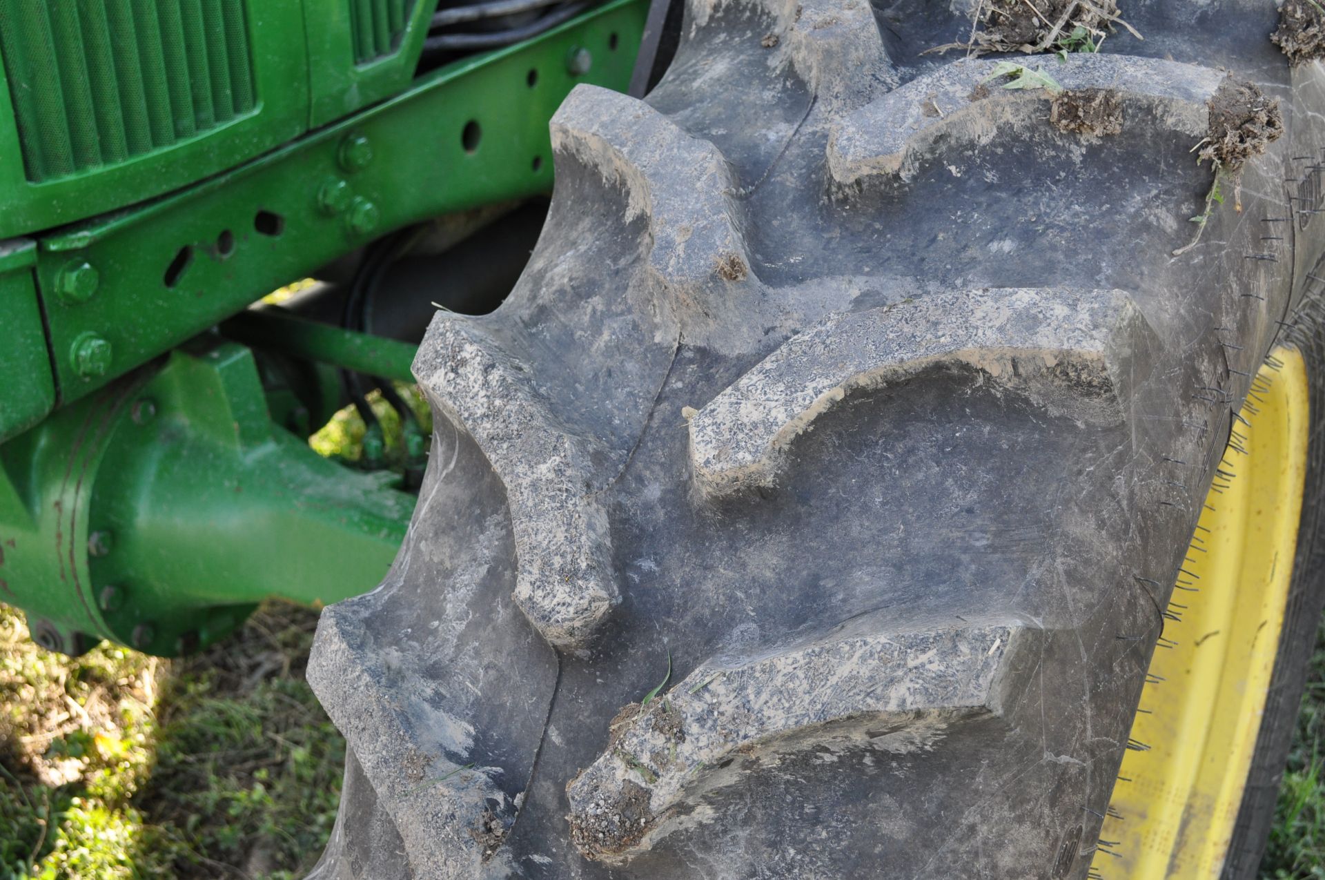 John Deere 7810 tractor, MFWD, 19-speed, power-shift, 3 hydr remotes, 3-pt, 1000 PTO, front weights, - Image 6 of 32