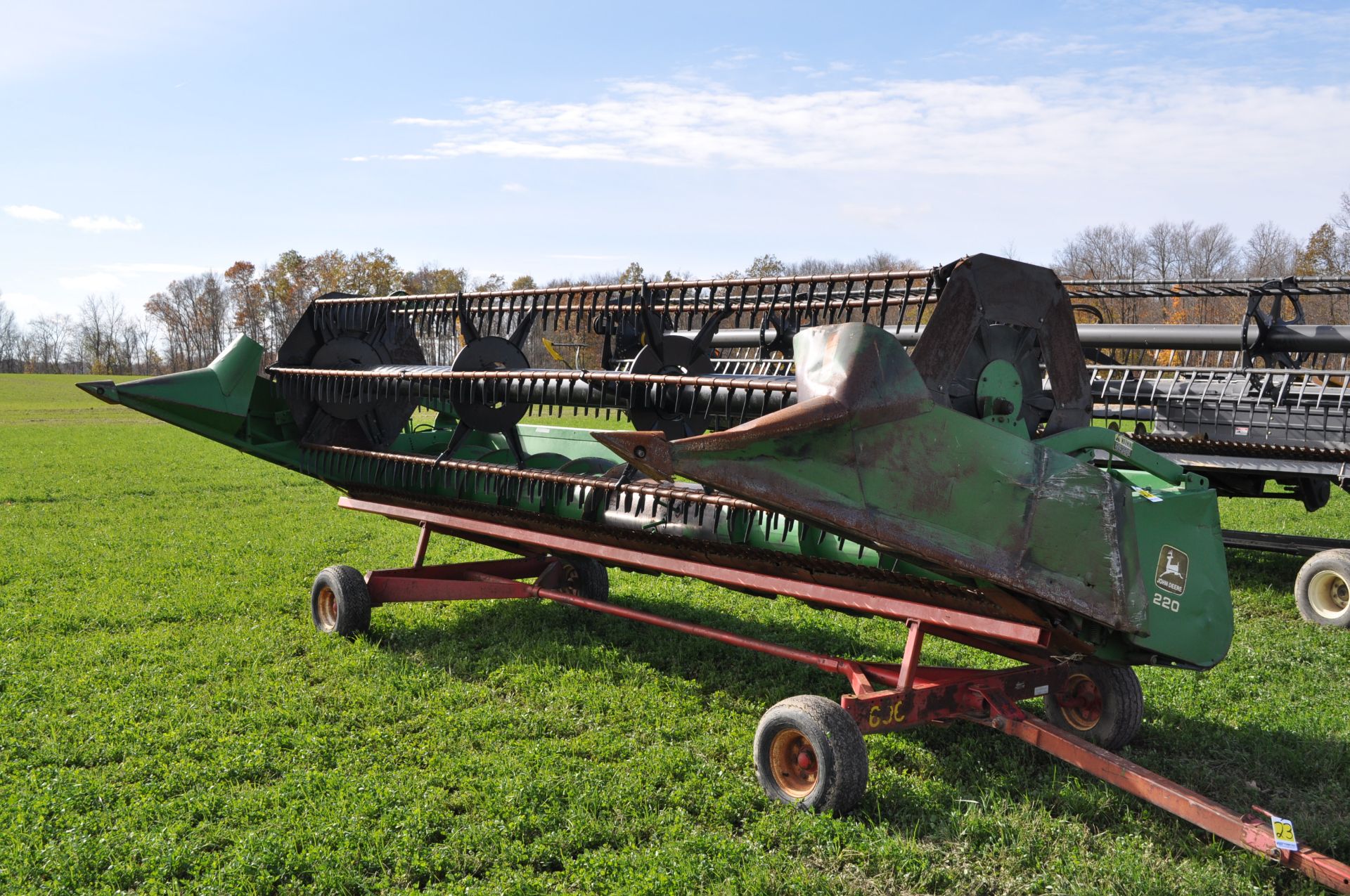 20’ John Deere 220 platform, hydr drive reel, poly fingers, SN 372659