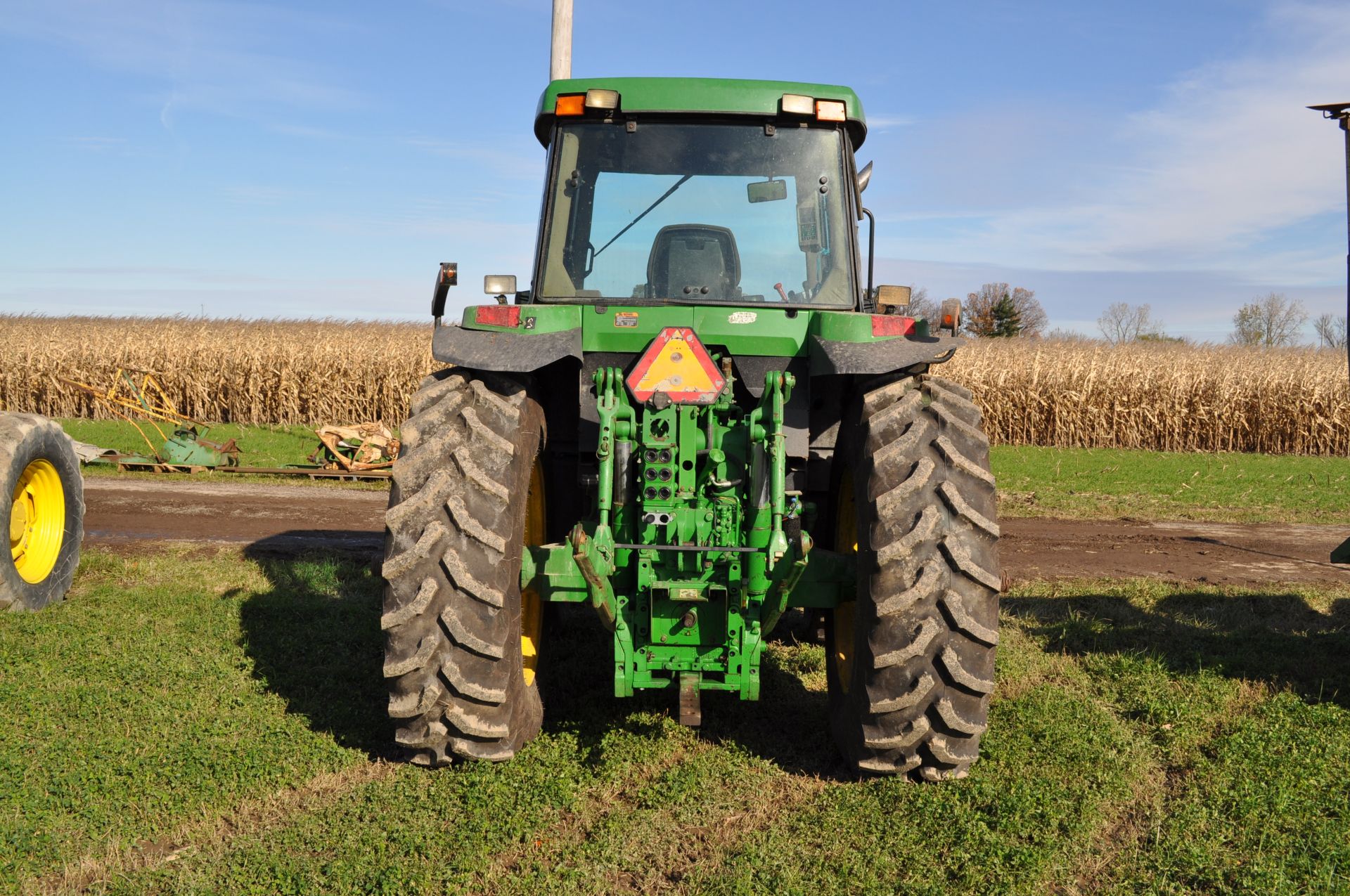 John Deere 7810 tractor, MFWD, 19-speed, power-shift, 3 hydr remotes, 3-pt, 1000 PTO, front weights, - Image 3 of 32