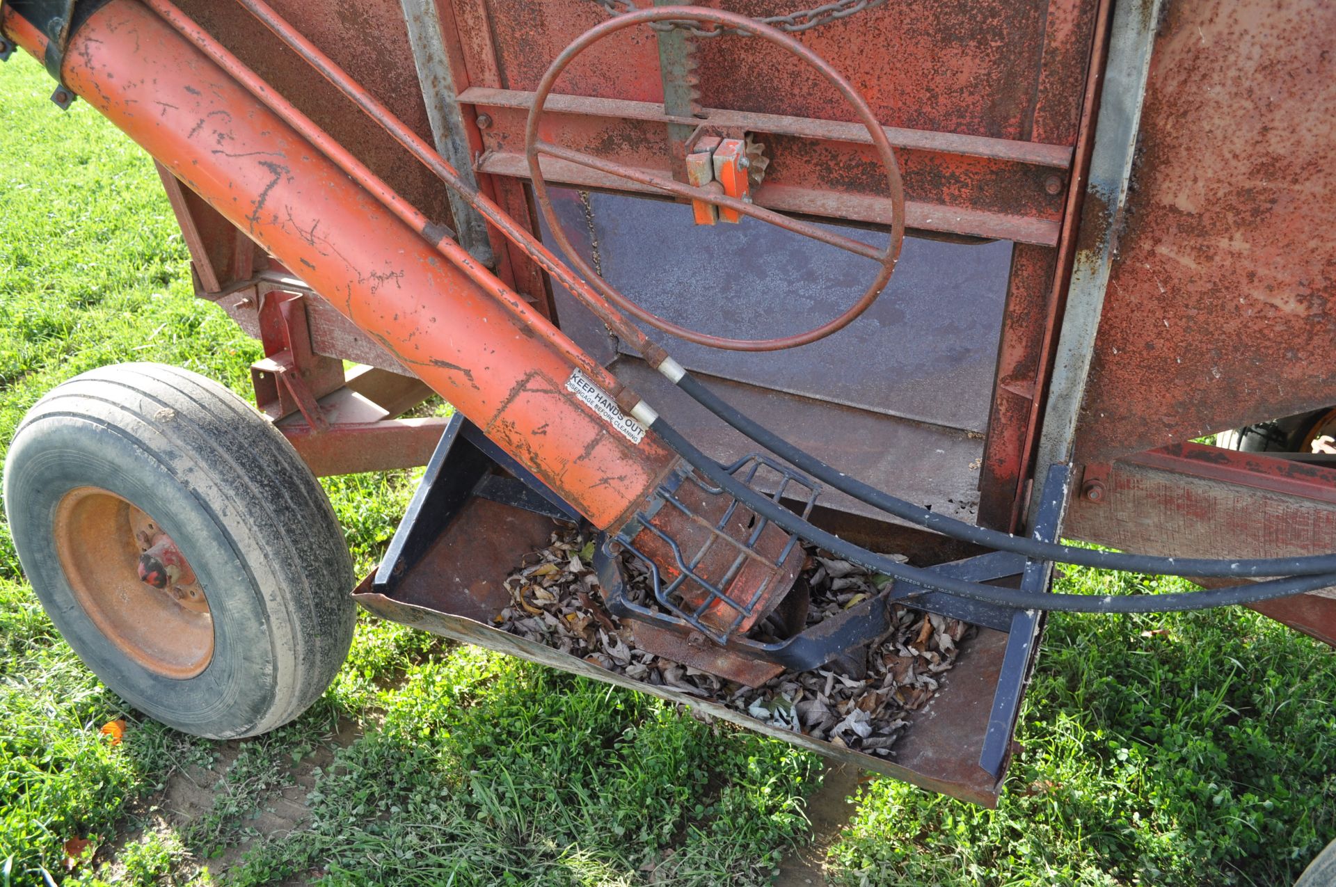 McCurdy 350 gravity wagon on gear, 14’ hydr fertilizer auger, 11L-15 tires - Image 9 of 11