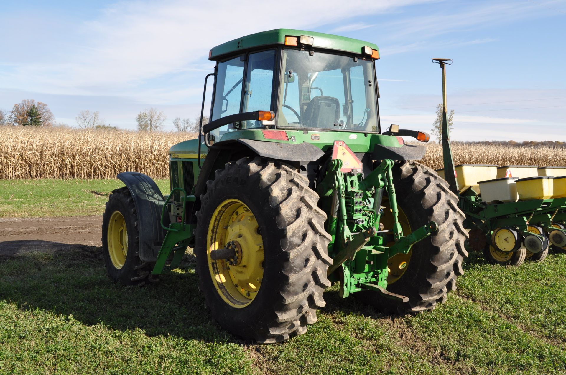 John Deere 7810 tractor, MFWD, 19-speed, power-shift, 3 hydr remotes, 3-pt, 1000 PTO, front weights, - Image 4 of 32