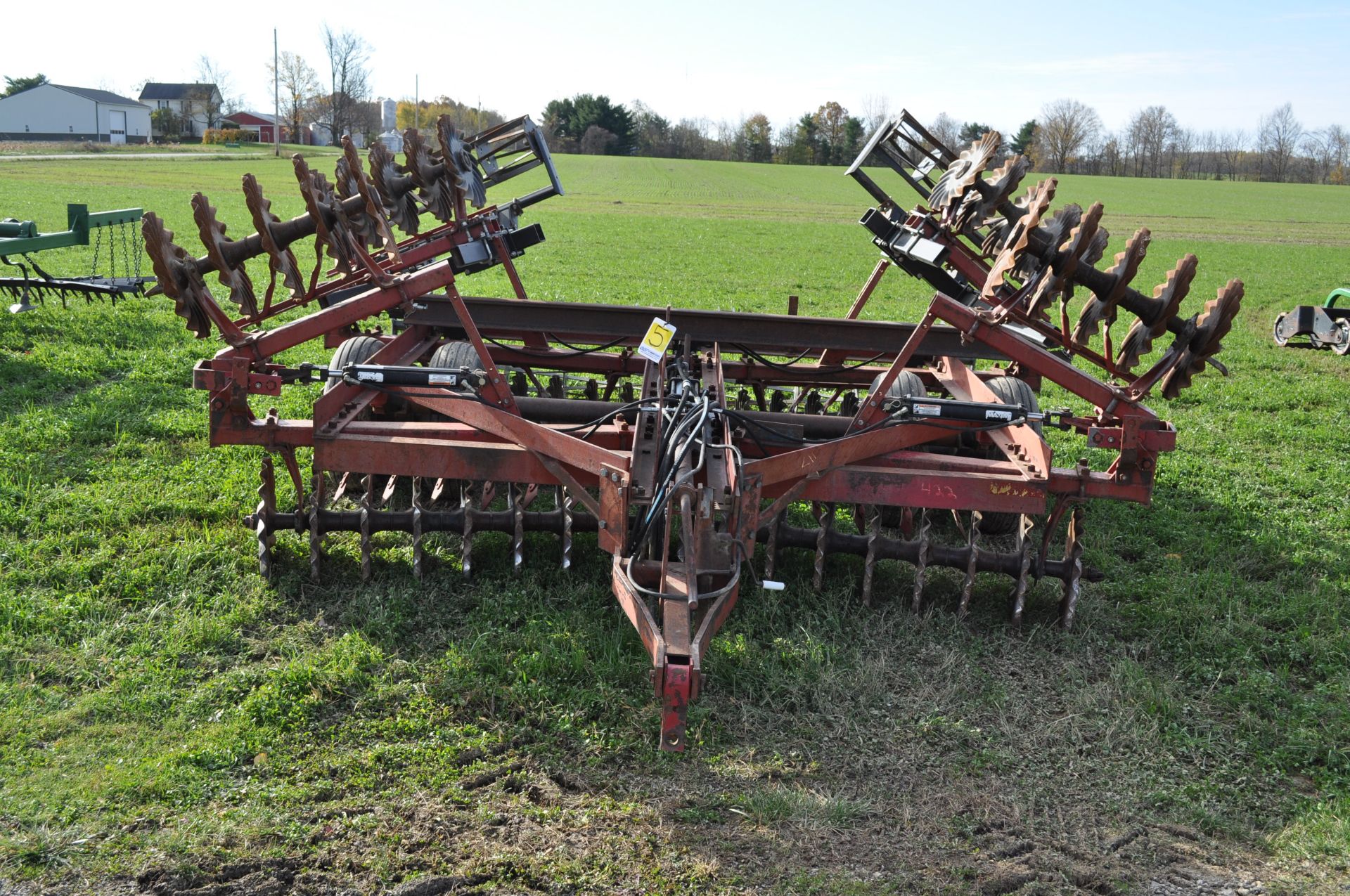 18’ IH 475 disk, Vortex vertical till blades, 9.5L-14SL tires, flat-bar rolling basket, hyd fold - Image 7 of 20