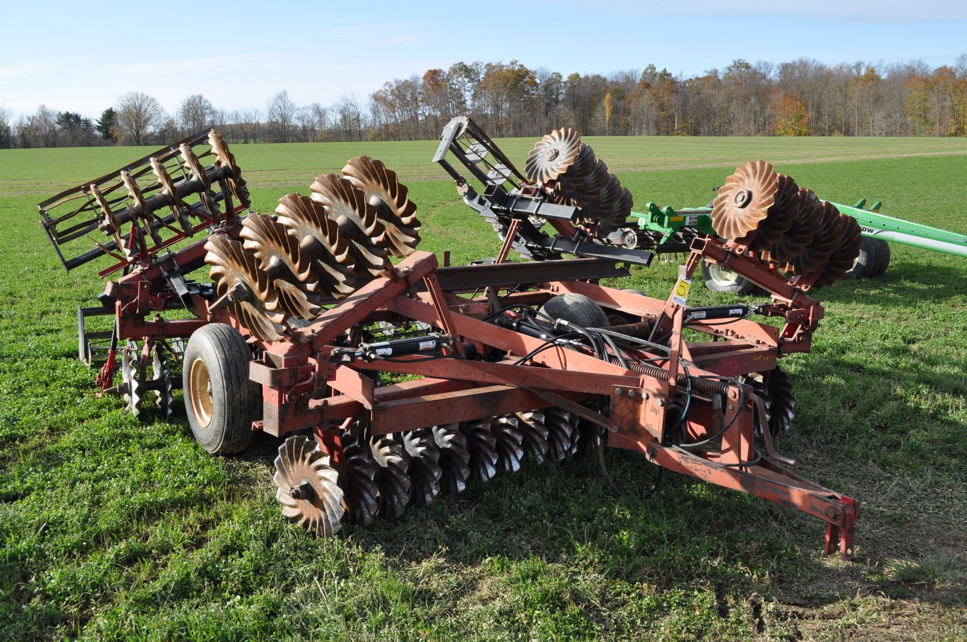 18’ IH 475 disk, Vortex vertical till blades, 9.5L-14SL tires, flat-bar rolling basket, hyd fold