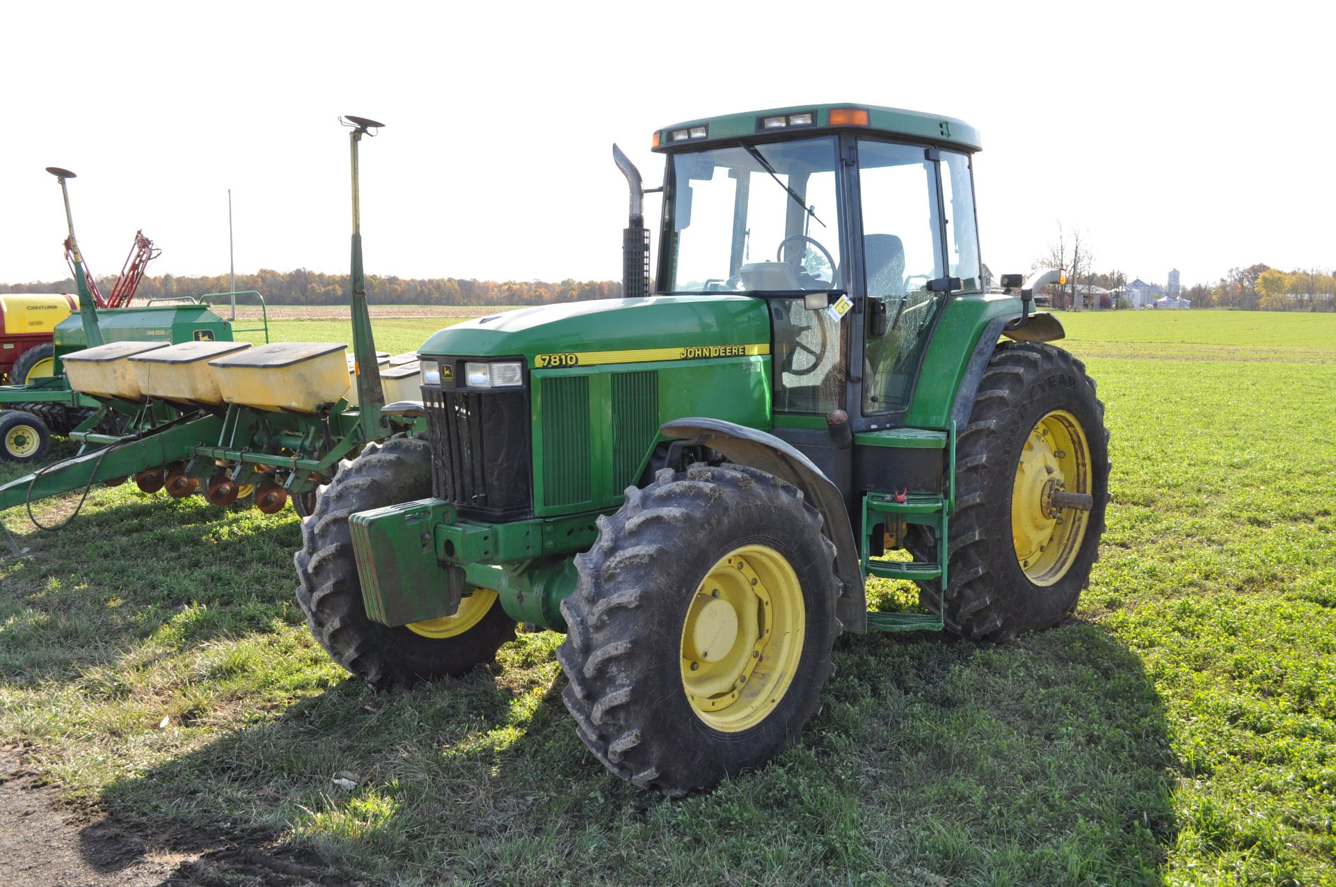 John Deere 7810 tractor, MFWD, 19-speed, power-shift, 3 hydr remotes, 3-pt, 1000 PTO, front weights, - Image 5 of 32