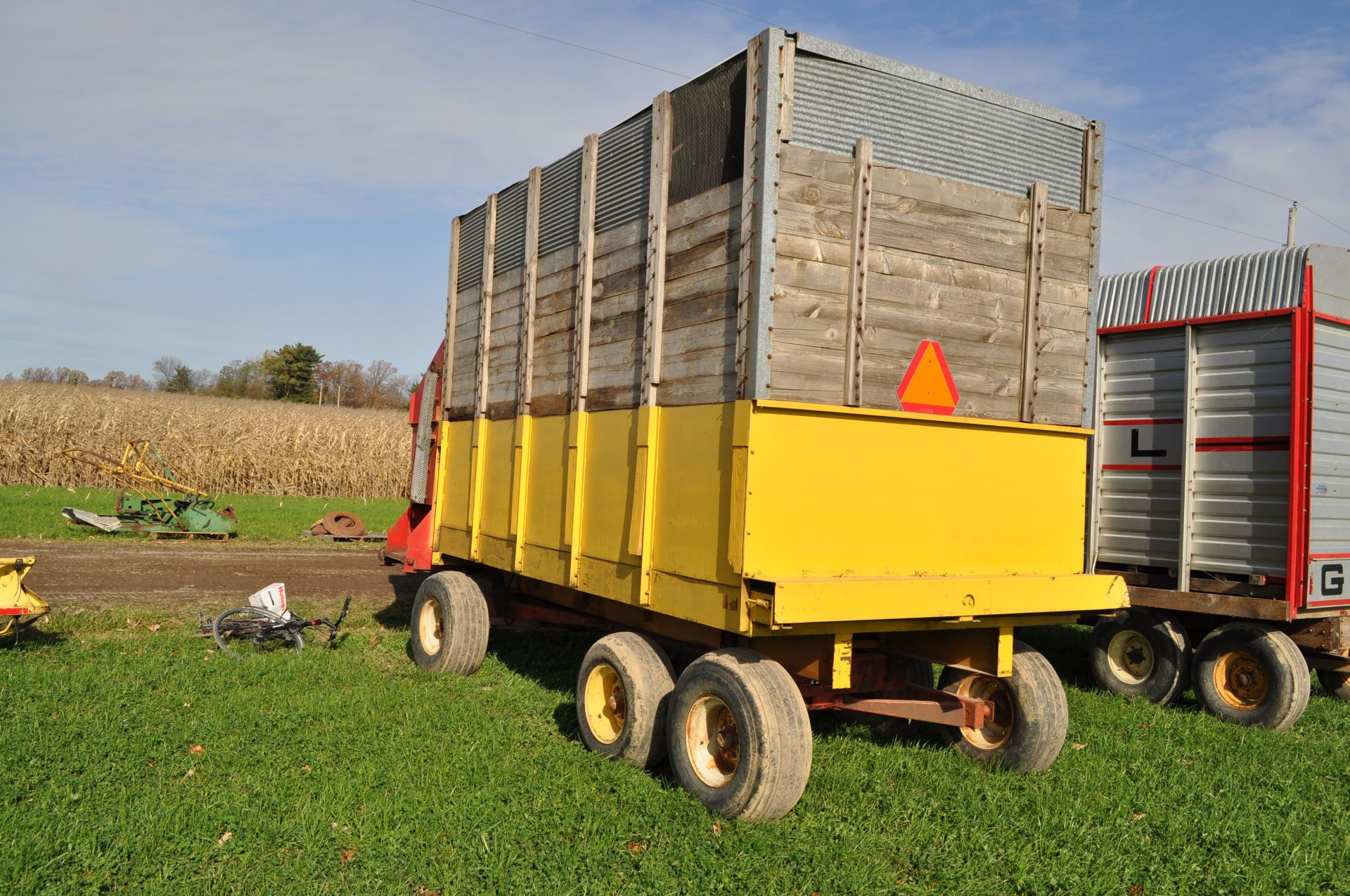 Knight forage wagon on Easy Trail gear, 12.5L-15 tires, tandem rear axle, 3-beater, roof - Image 4 of 11