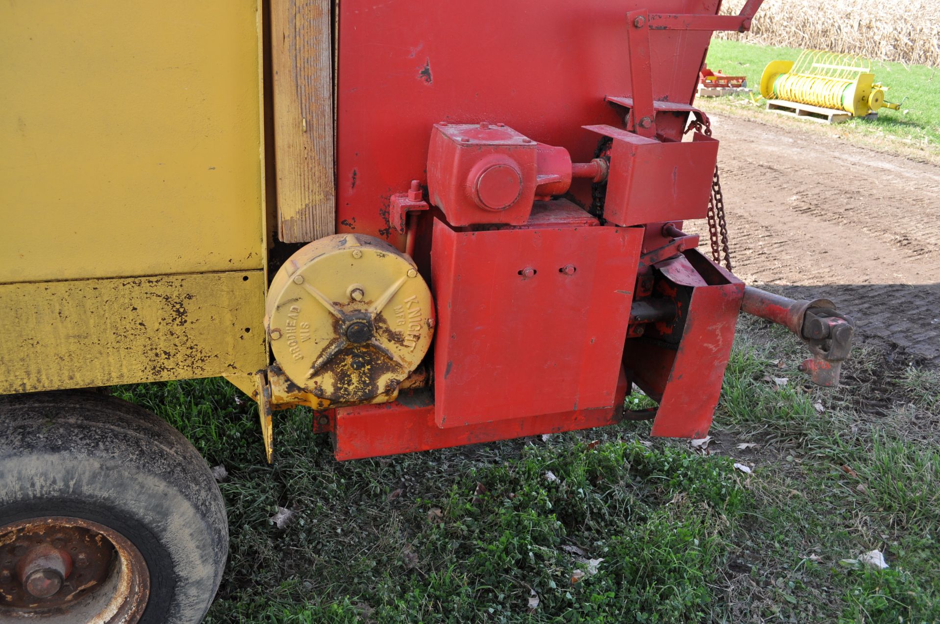 Knight forage wagon on Easy Trail gear, 12.5L-15 tires, tandem rear axle, 3-beater, roof - Image 9 of 11