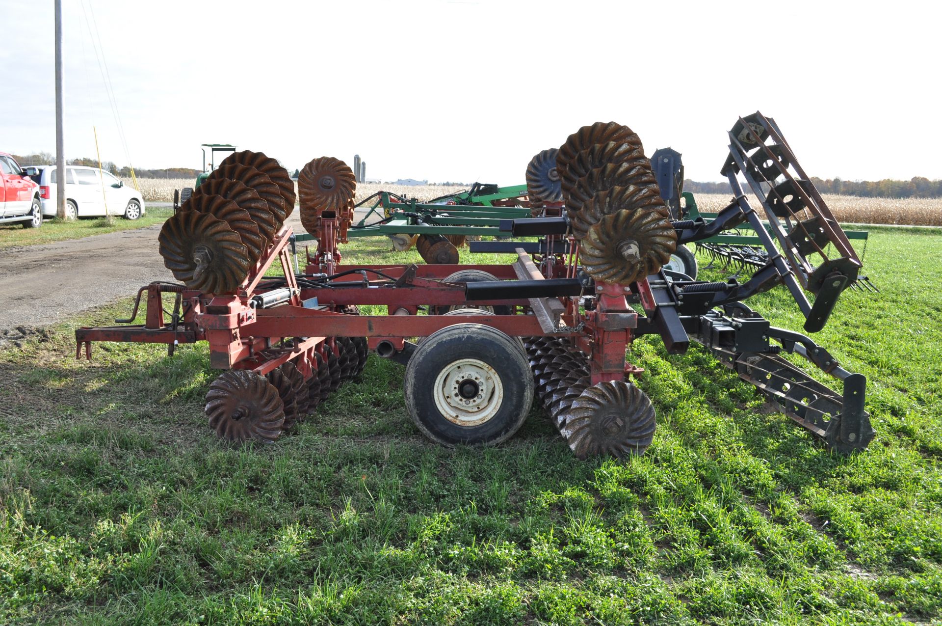 18’ IH 475 disk, Vortex vertical till blades, 9.5L-14SL tires, flat-bar rolling basket, hyd fold - Image 5 of 20