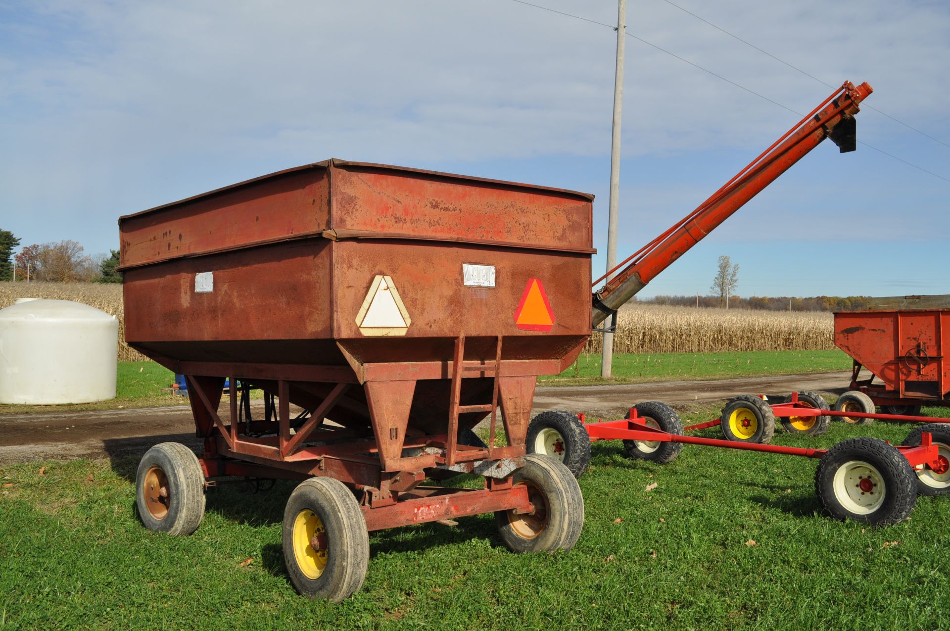 McCurdy 350 gravity wagon on gear, 14’ hydr fertilizer auger, 11L-15 tires - Image 4 of 11