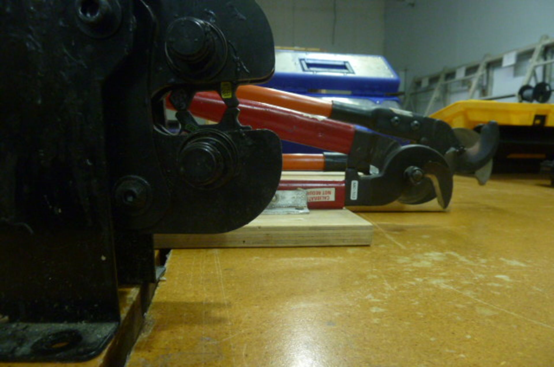 Industrial bench type crimper and cable cutters - Image 2 of 6