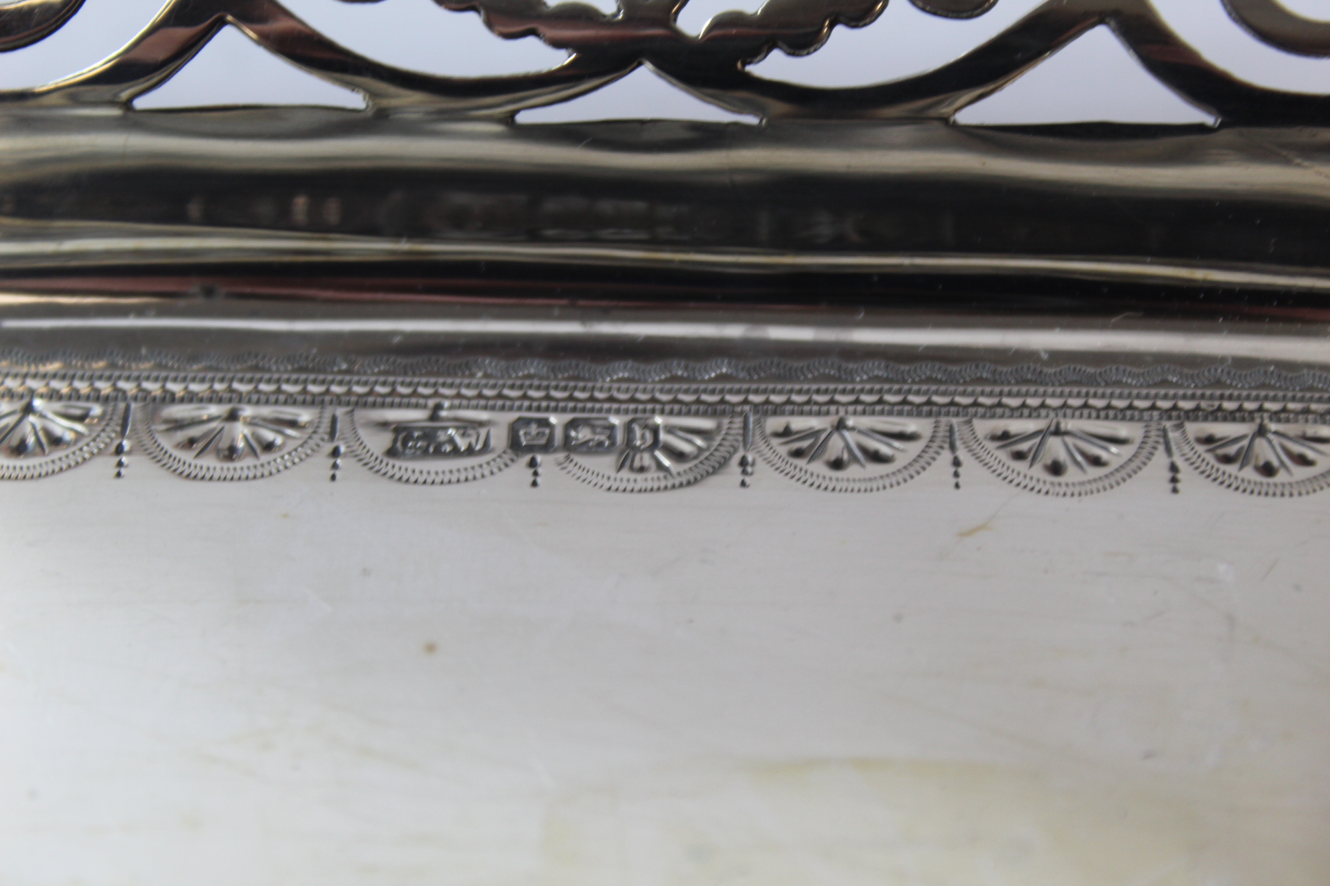 Silver rectangular cake basket, engraved and pierced. Sheffield 1900. 13oz. - Image 4 of 5