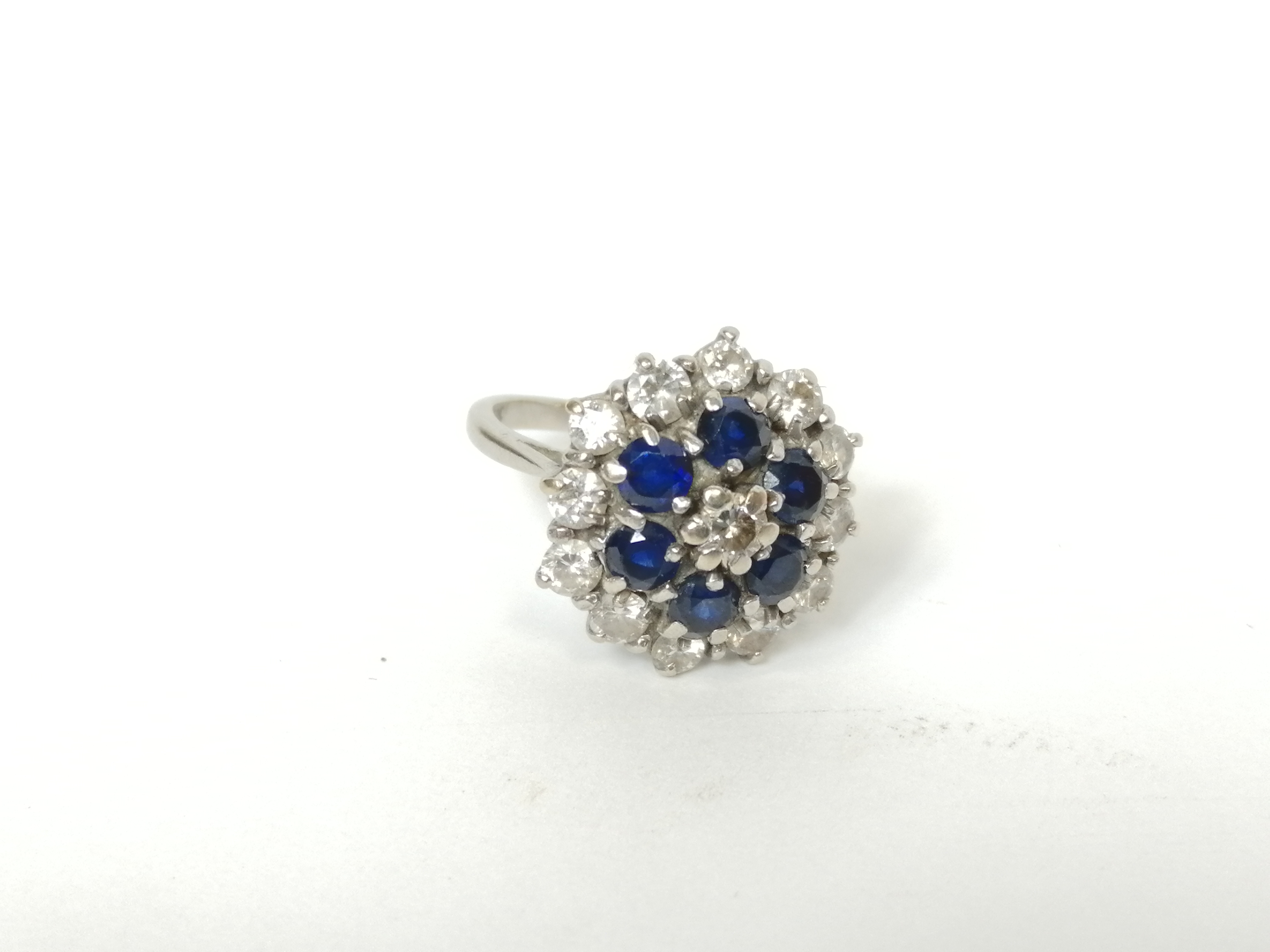 Sapphire and diamond cluster ring in white gold '18ct'. Size 'I½'.