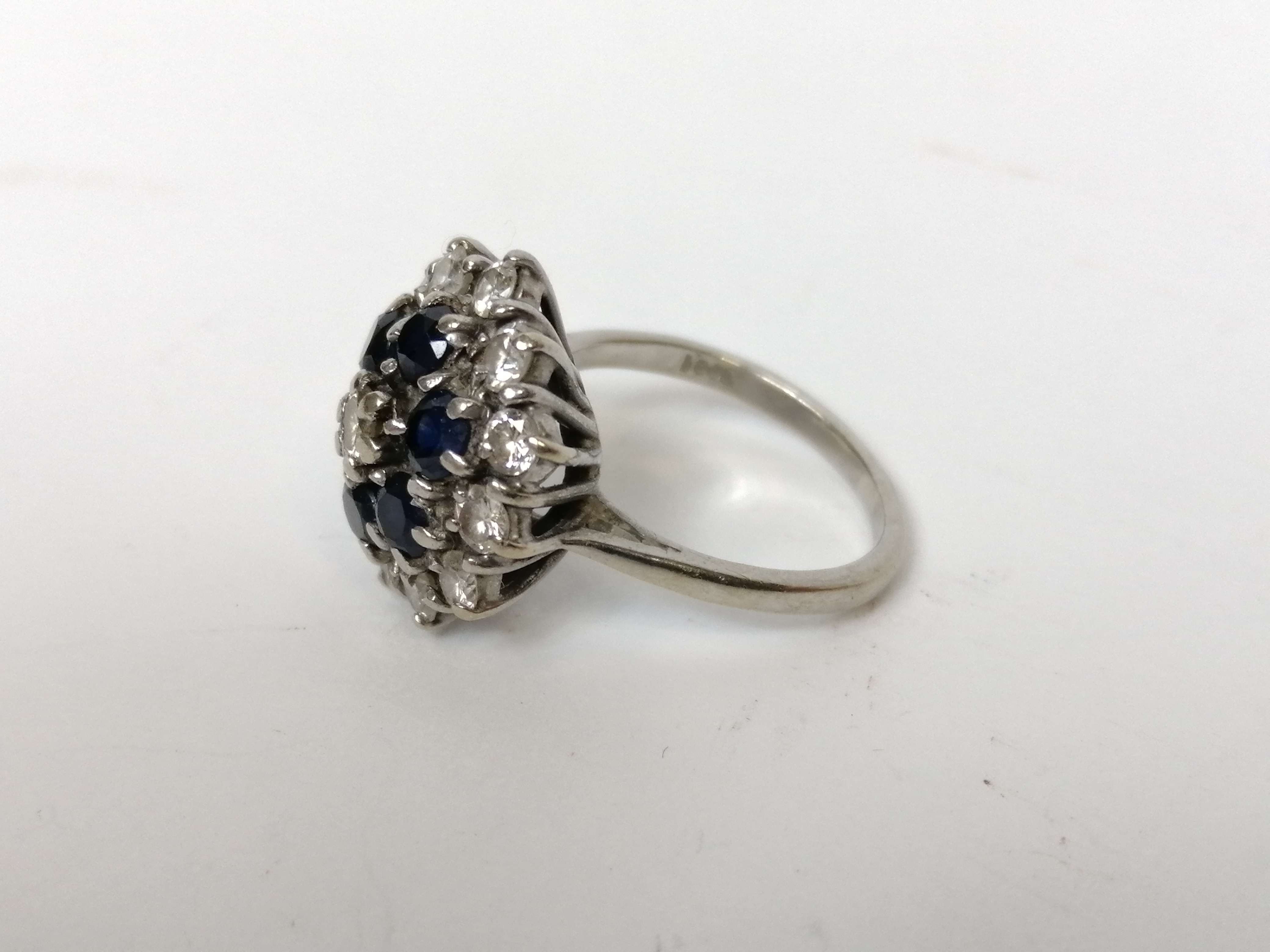 Sapphire and diamond cluster ring in white gold '18ct'. Size 'I½'. - Image 2 of 4