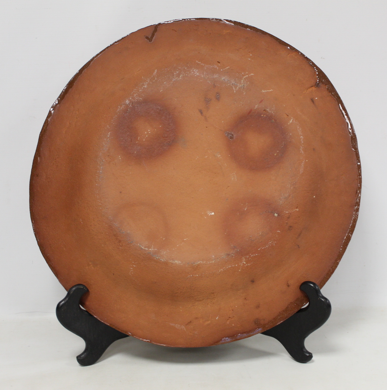 Large Wetheriggs Pottery circular charger decorated with cream and ochre foliate scrolls and sprigs, - Image 2 of 2