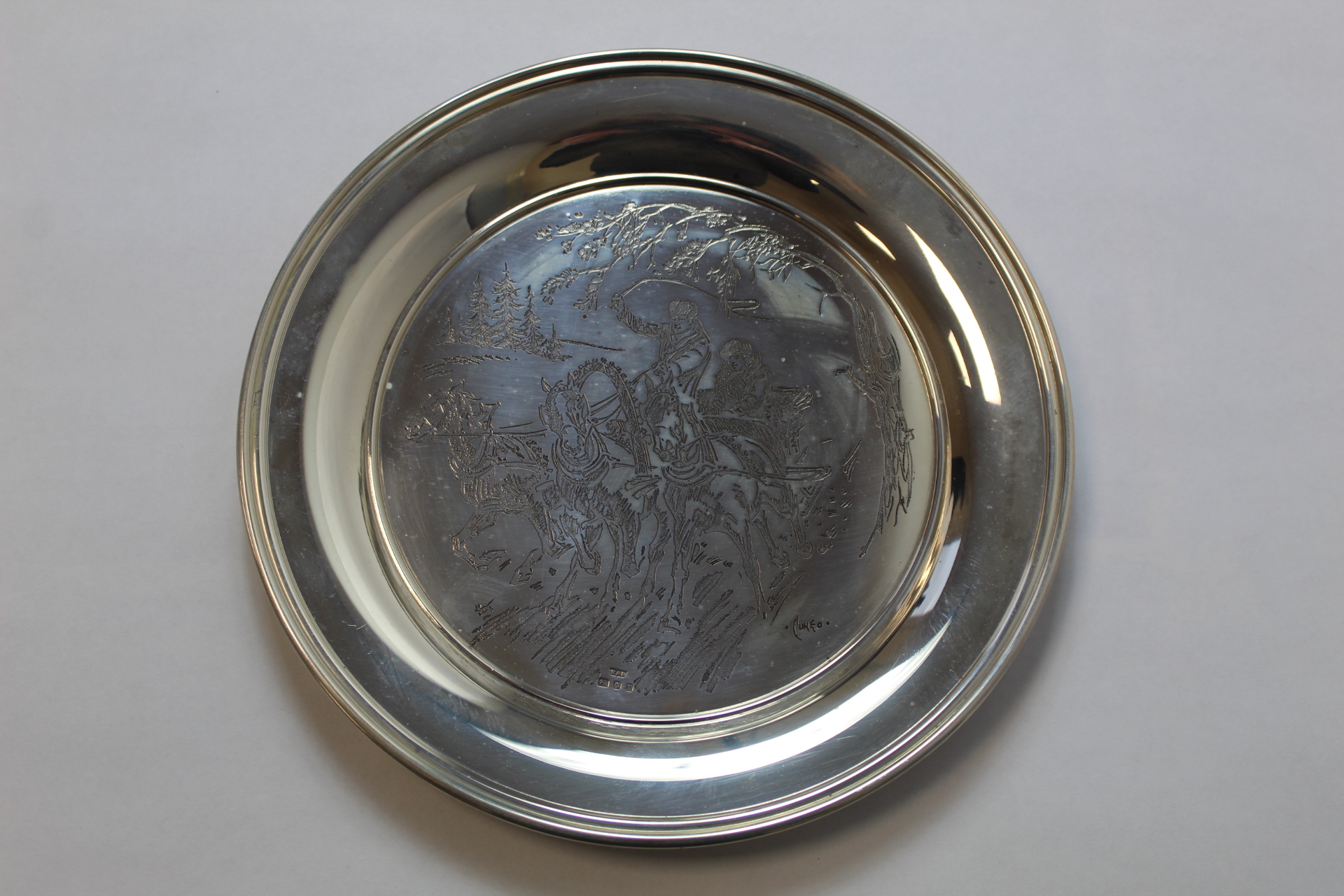 Pair of silver circular dishes for Victoria Jubilee after Cuneo, probably 15ct - Image 4 of 5