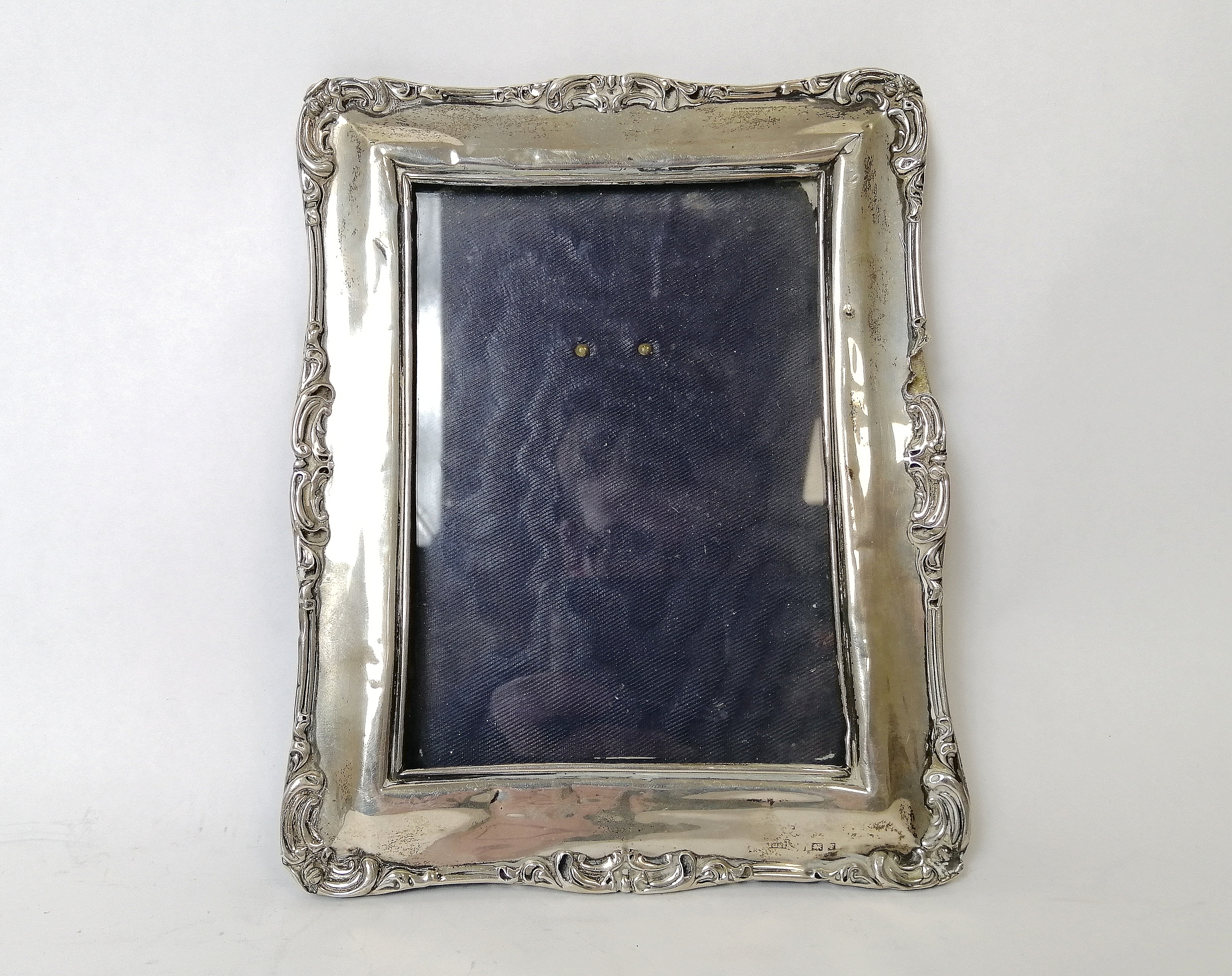 Pair of photo frames with embossed silver mounts, for images 14cm x 9cm, and another 13cm x 9½cm. - Image 5 of 6