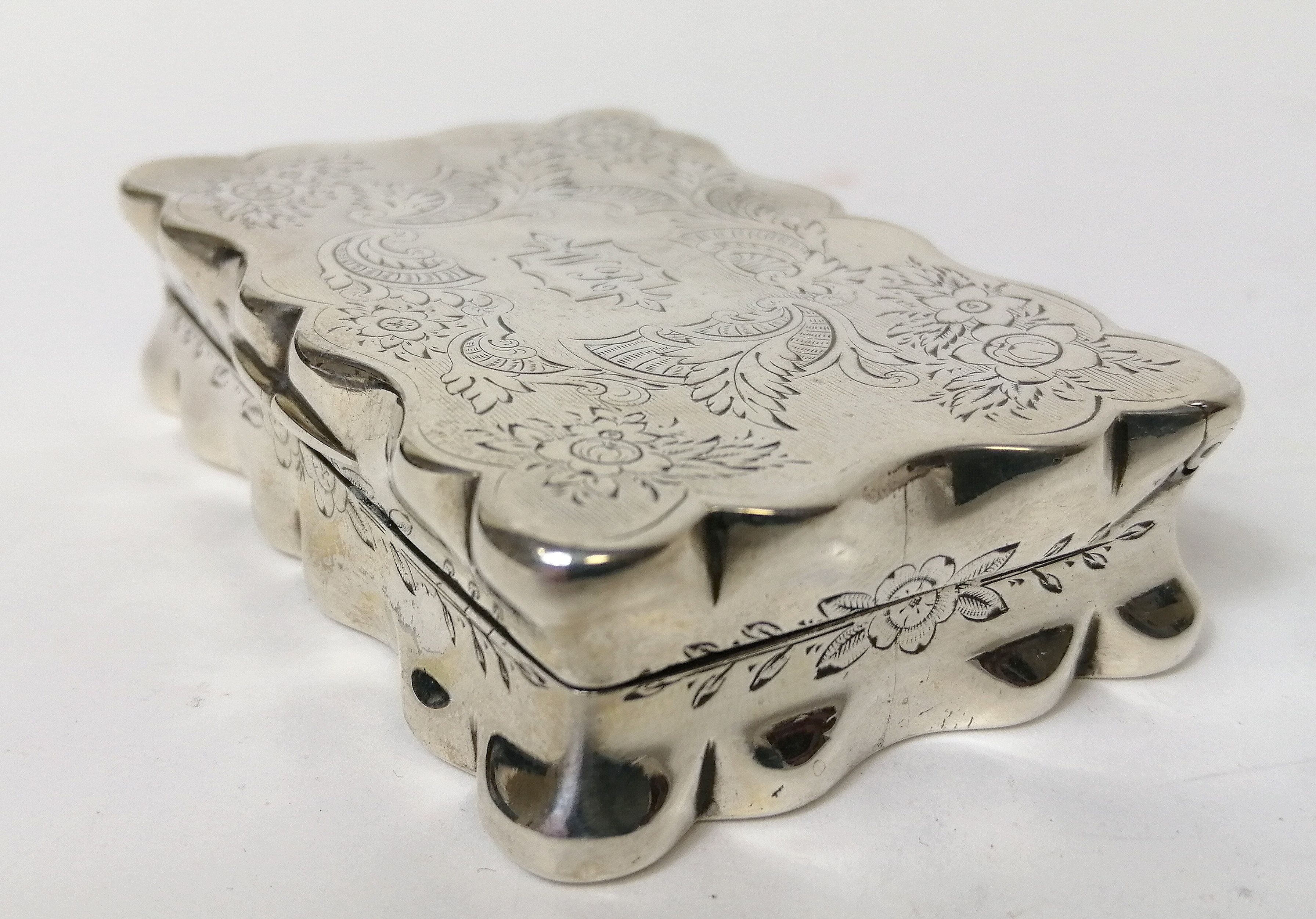 Silver snuff box, rectangular with waved edges, engraved all over by Deakin & Francis, Birmingham - Image 4 of 5