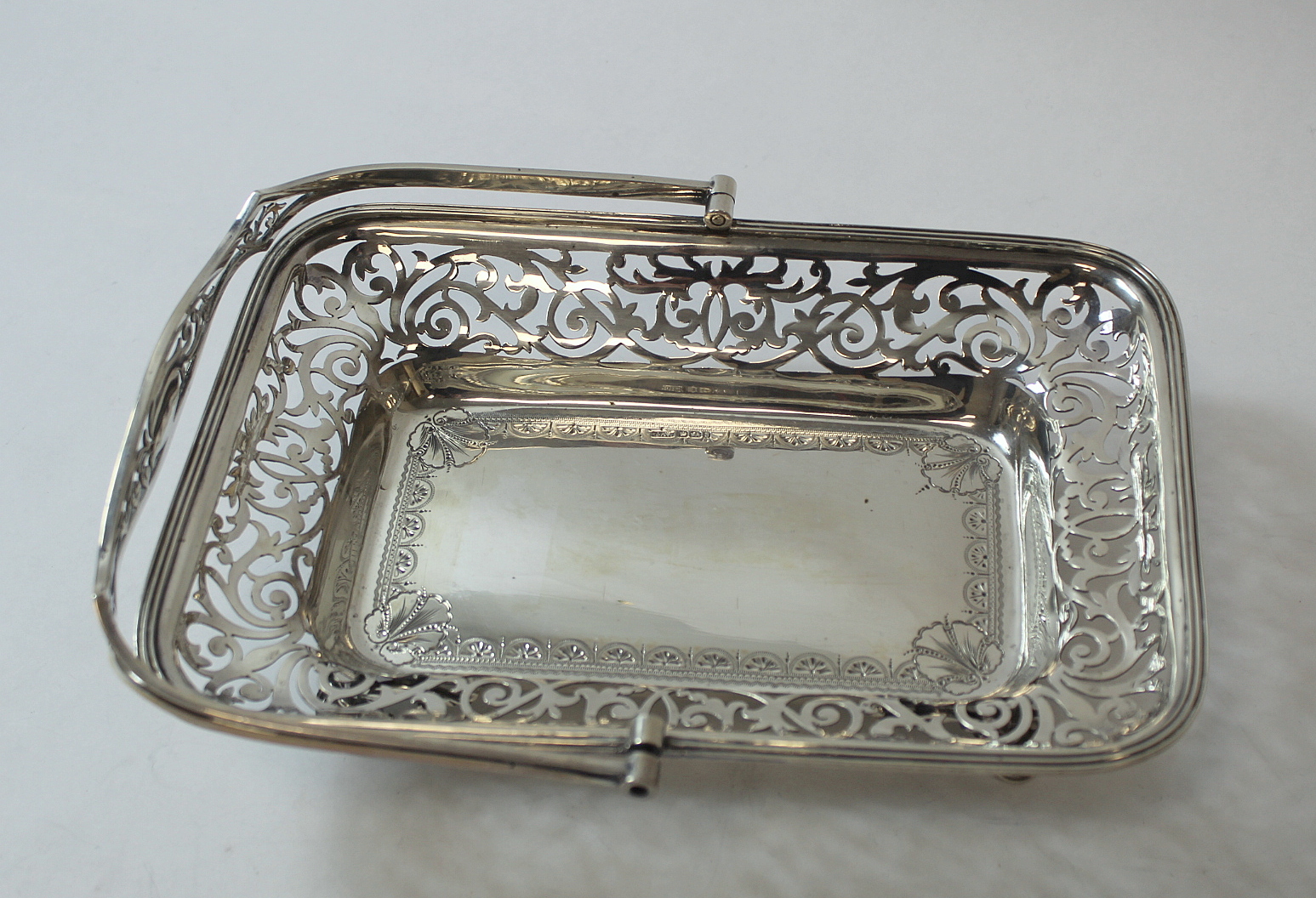 Silver rectangular cake basket, engraved and pierced. Sheffield 1900. 13oz. - Image 3 of 5