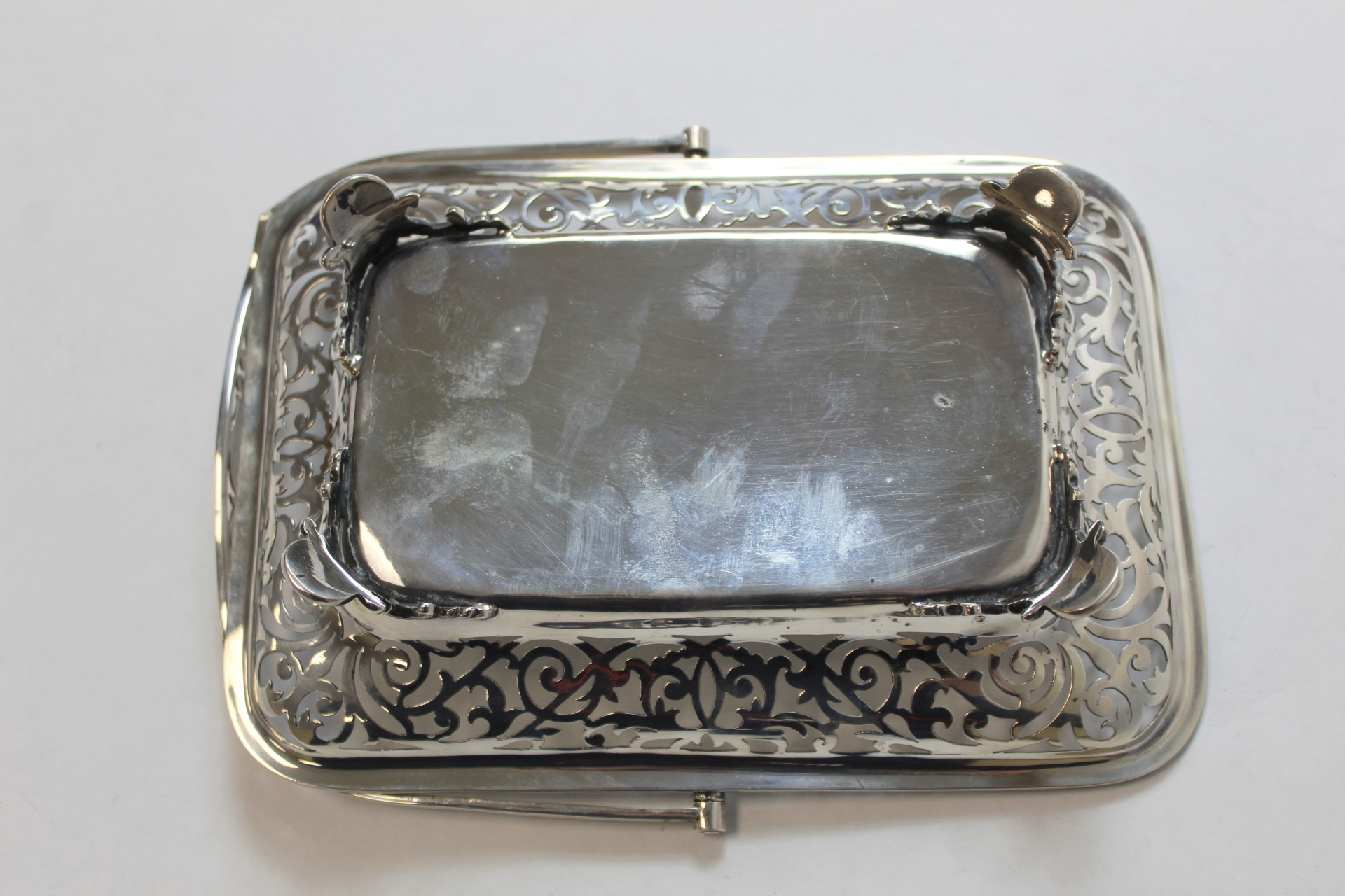 Silver rectangular cake basket, engraved and pierced. Sheffield 1900. 13oz. - Image 5 of 5