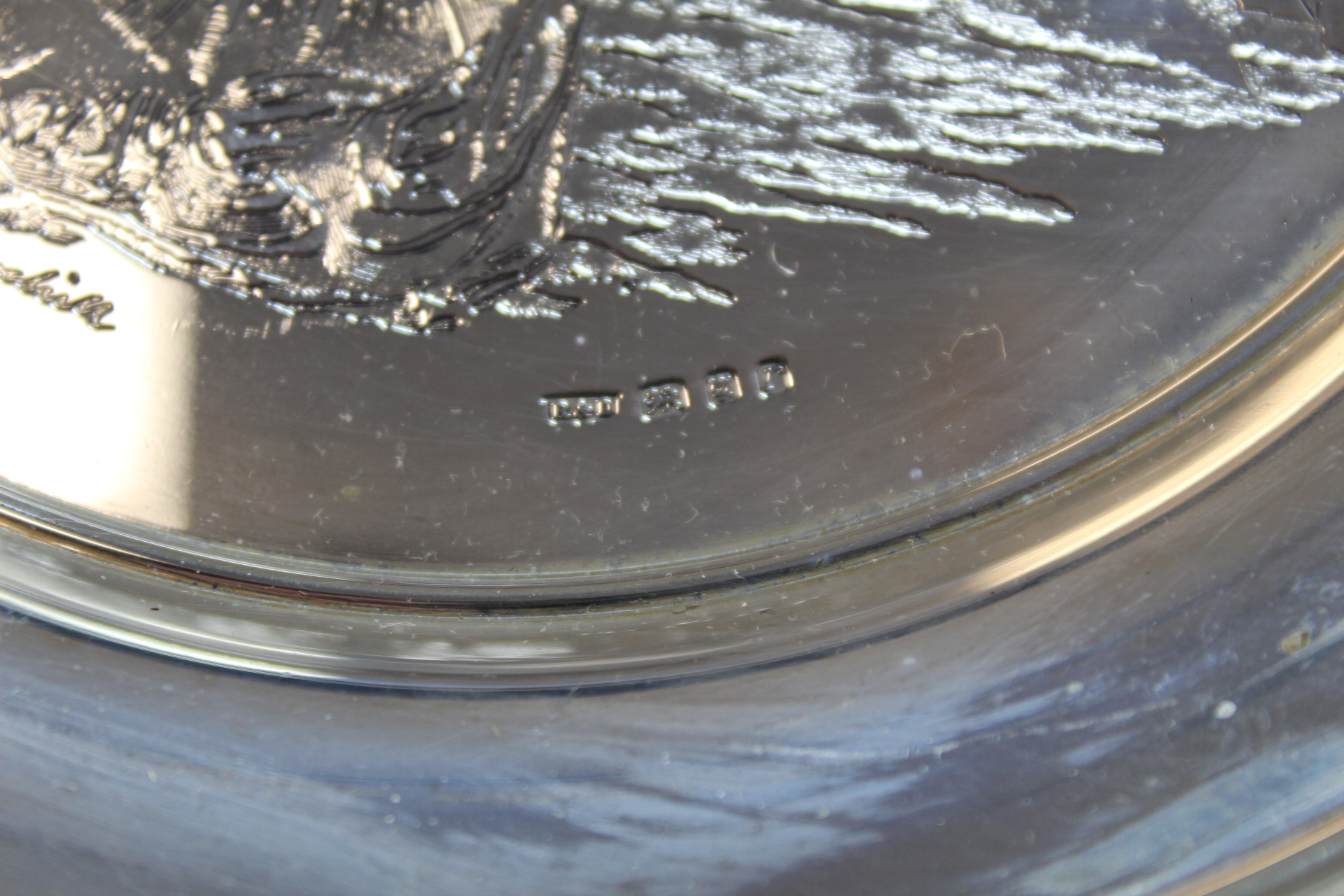 Pair of silver circular dishes for Victoria Jubilee after Cuneo, probably 15ct - Image 3 of 5