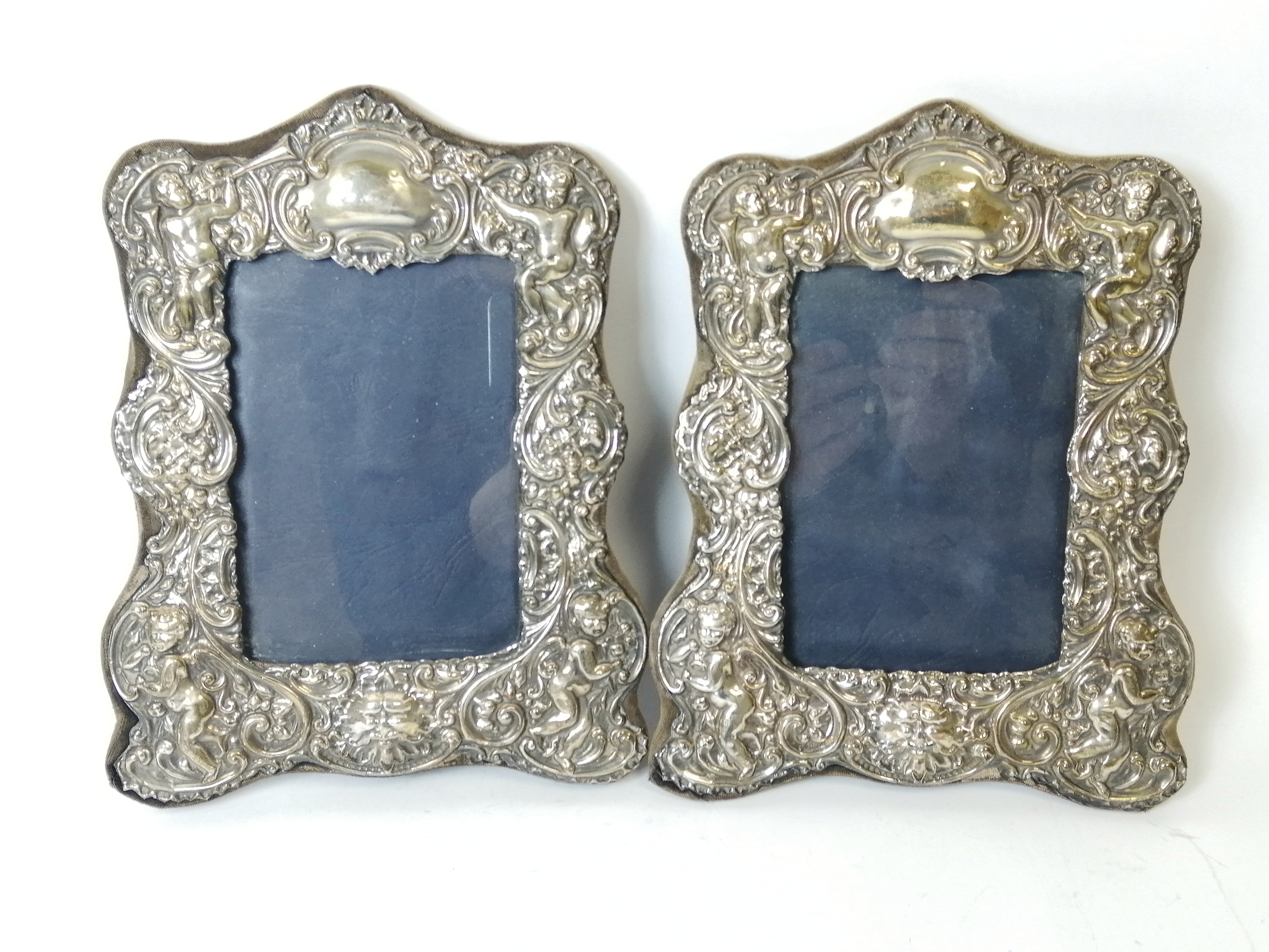 Pair of photo frames with embossed silver mounts, for images 14cm x 9cm, and another 13cm x 9½cm. - Image 2 of 6