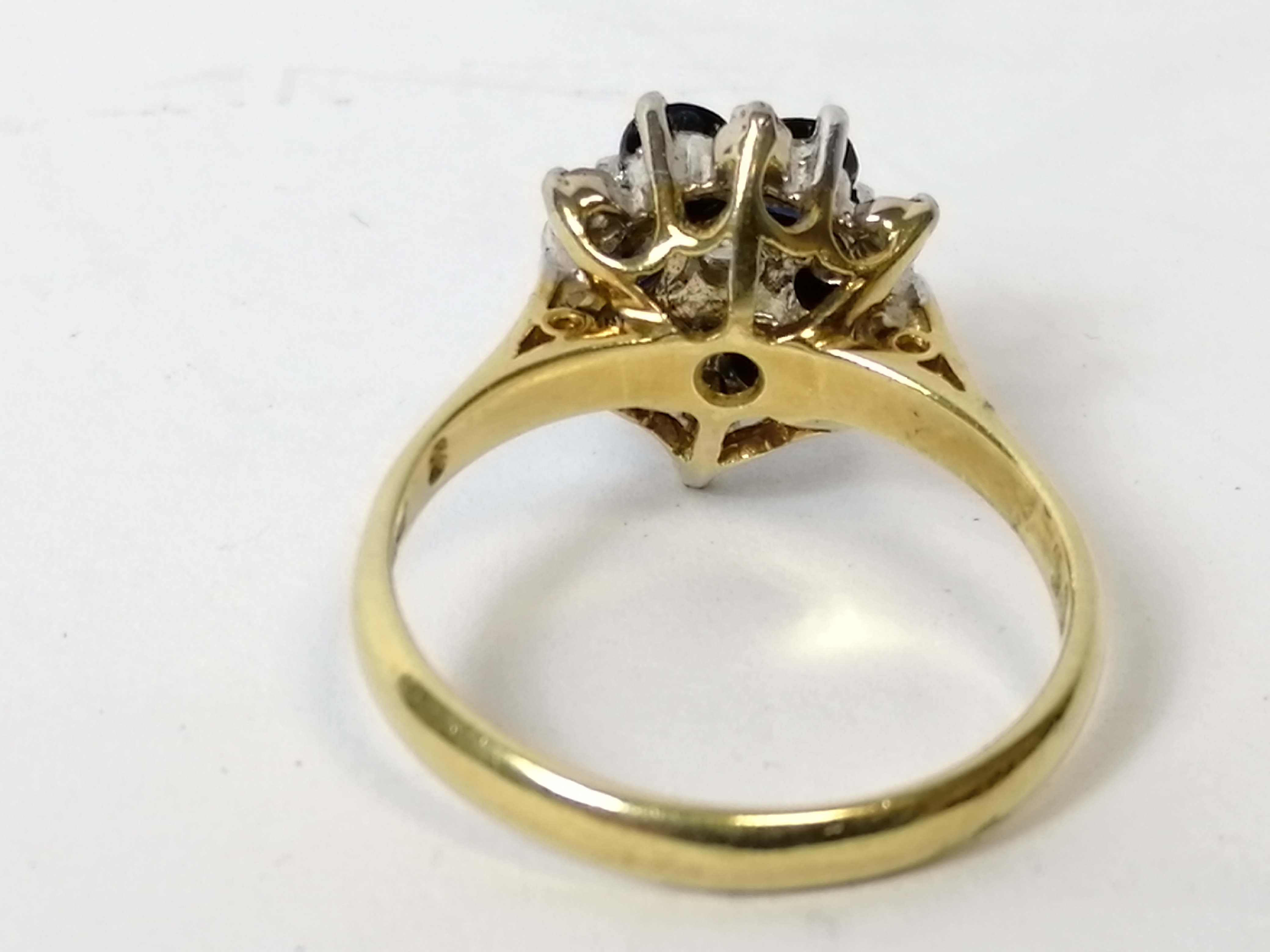 Diamond and sapphire cluster ring in 18ct gold. Size 'N'. - Image 4 of 5