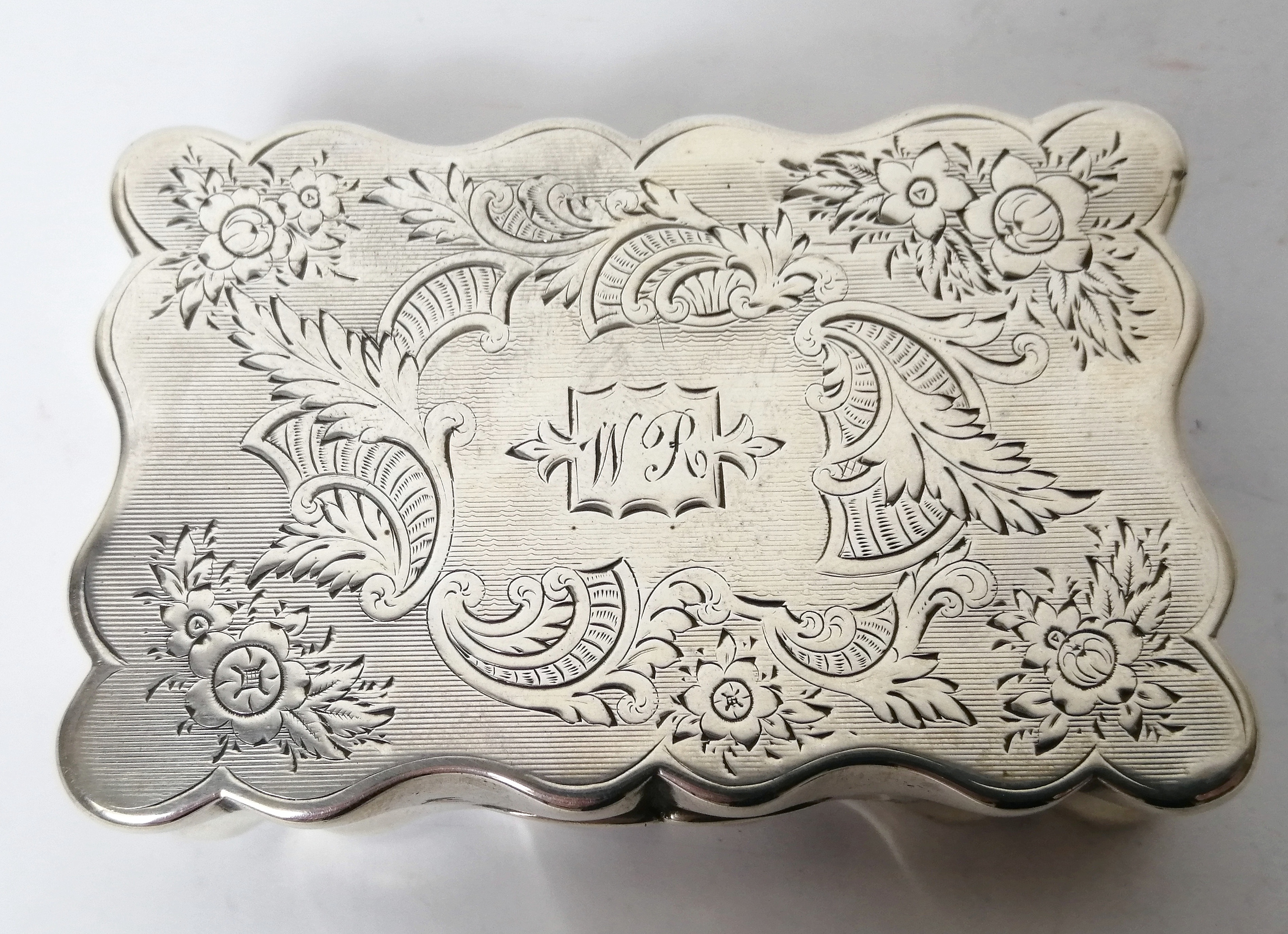 Silver snuff box, rectangular with waved edges, engraved all over by Deakin & Francis, Birmingham - Image 2 of 5