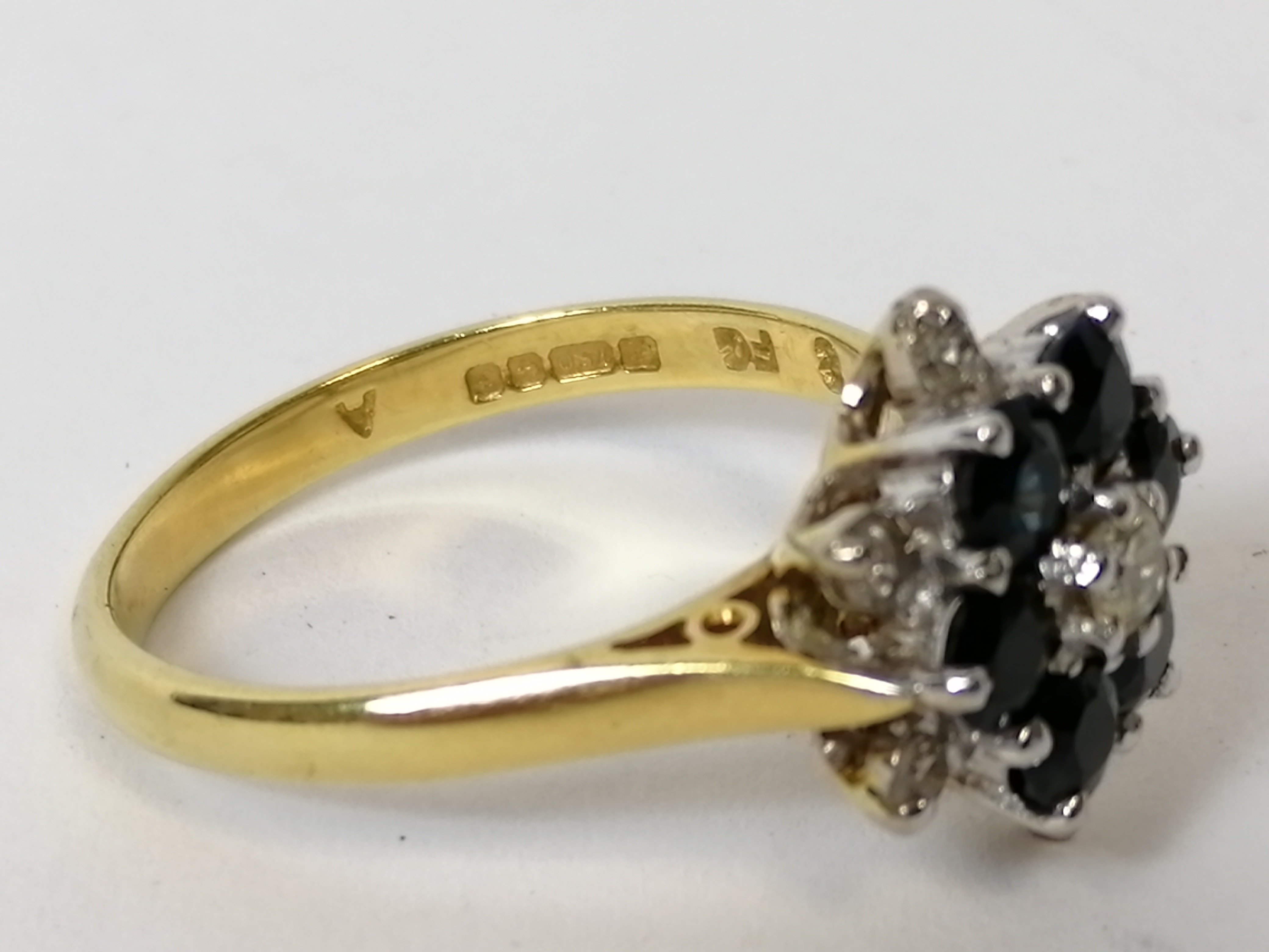 Diamond and sapphire cluster ring in 18ct gold. Size 'N'. - Image 3 of 5