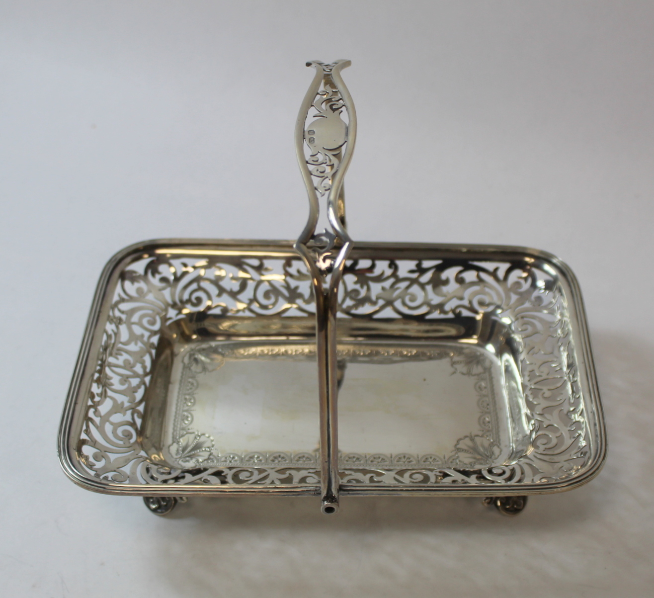 Silver rectangular cake basket, engraved and pierced. Sheffield 1900. 13oz. - Image 2 of 5