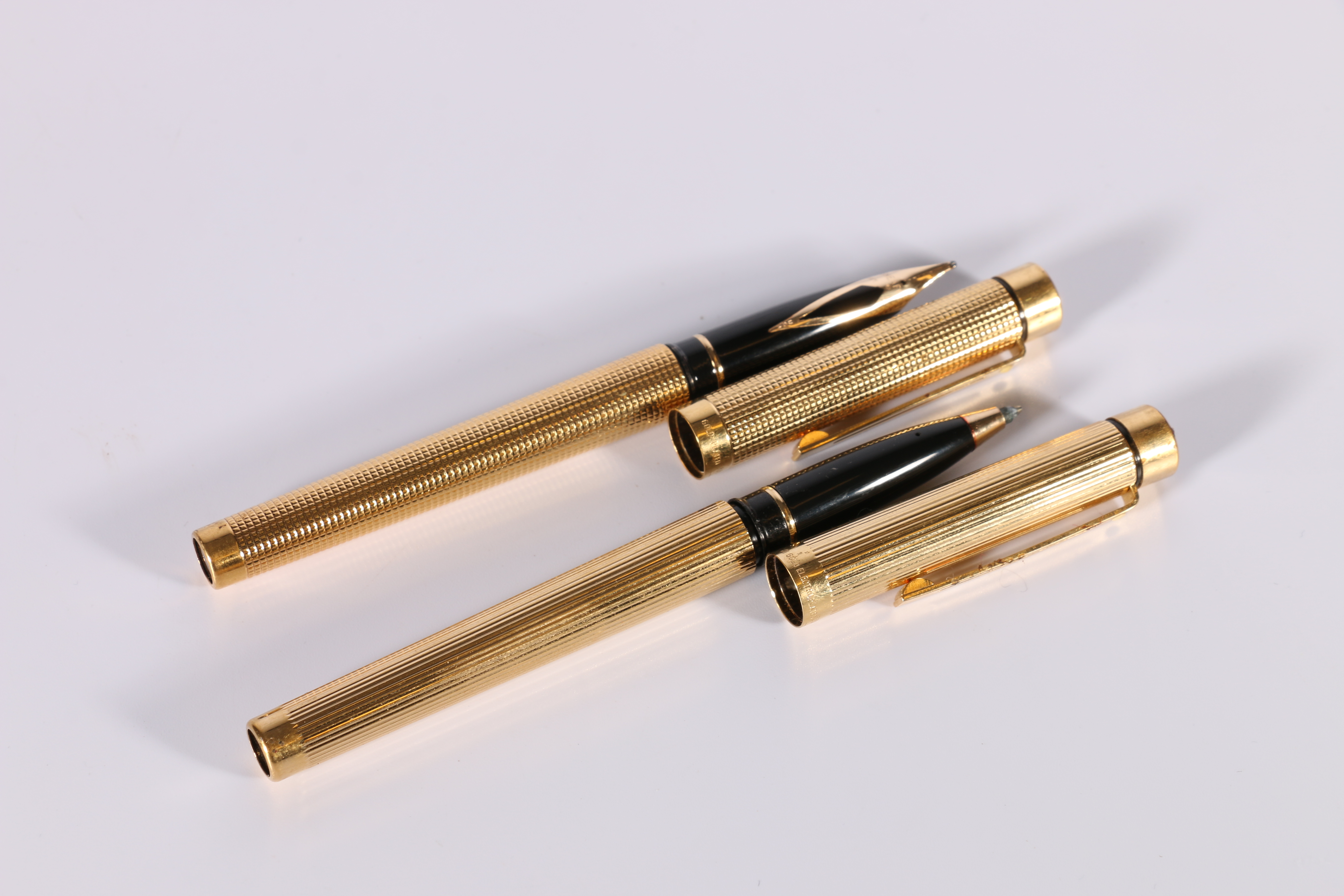 Sheaffer Targa rolled gold fountain pen and the matching ball point. (2).
