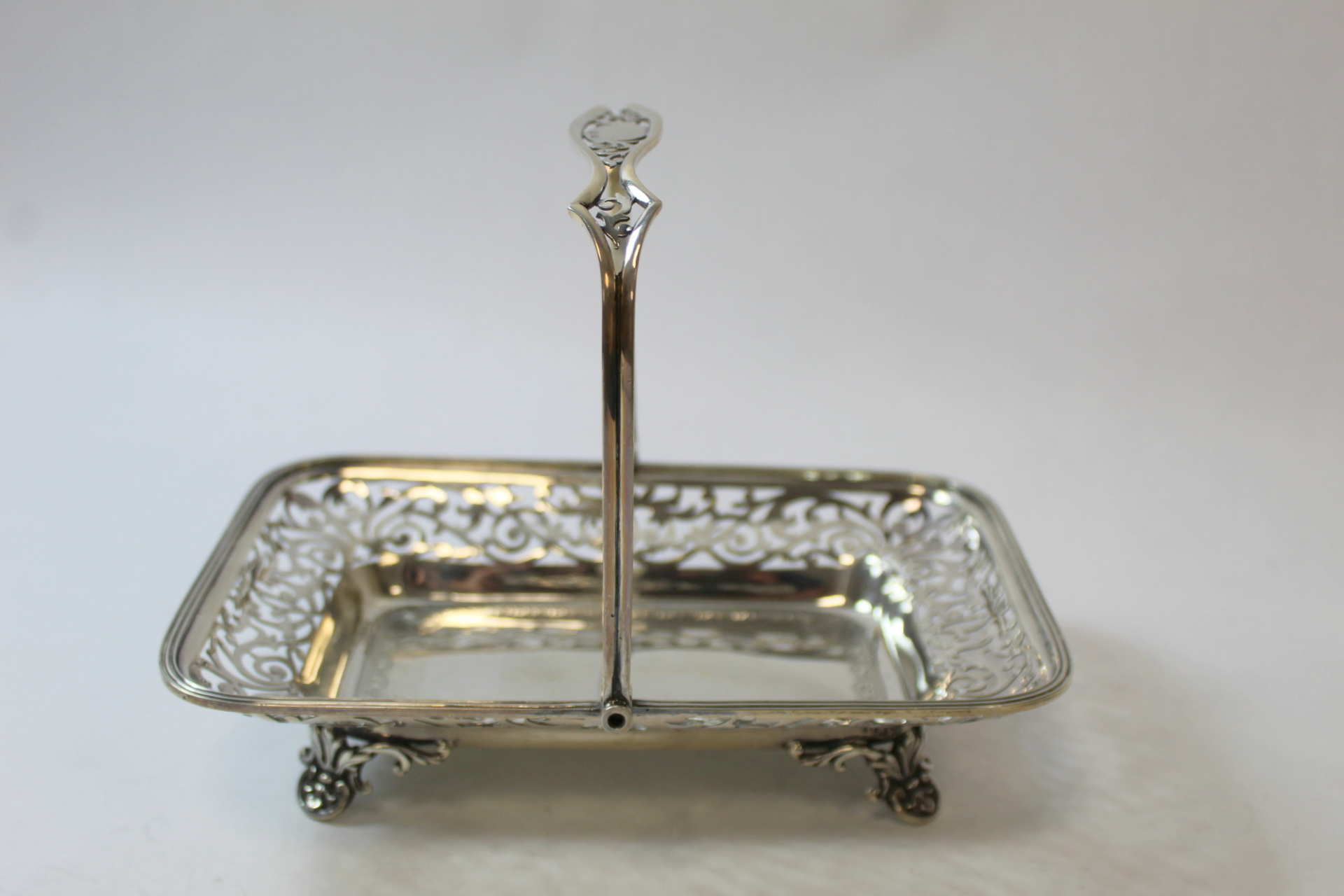 Silver rectangular cake basket, engraved and pierced. Sheffield 1900. 13oz.