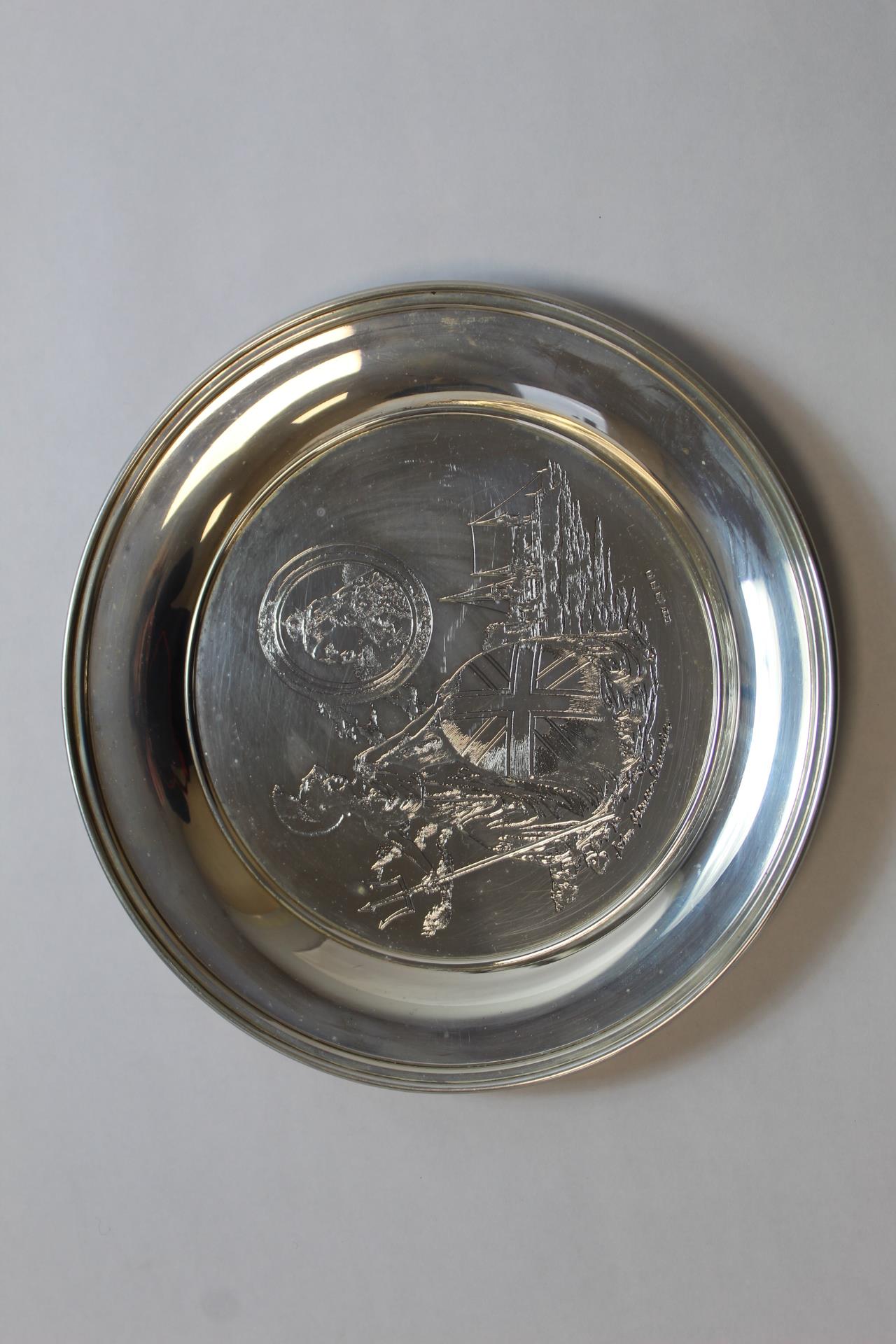 Pair of silver circular dishes for Victoria Jubilee after Cuneo, probably 15ct - Image 2 of 5