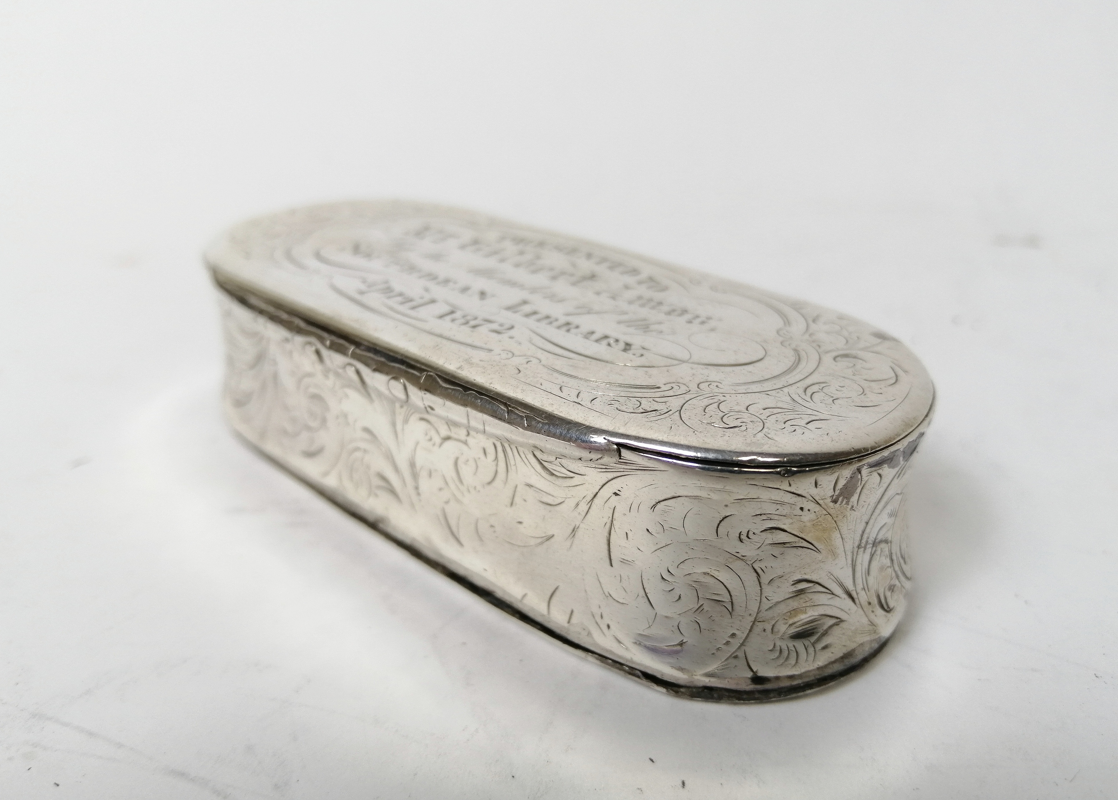 Silver snuff box, rectangular with rounded ends inscribed ---'Southdean Library --- 1872' by - Image 4 of 5