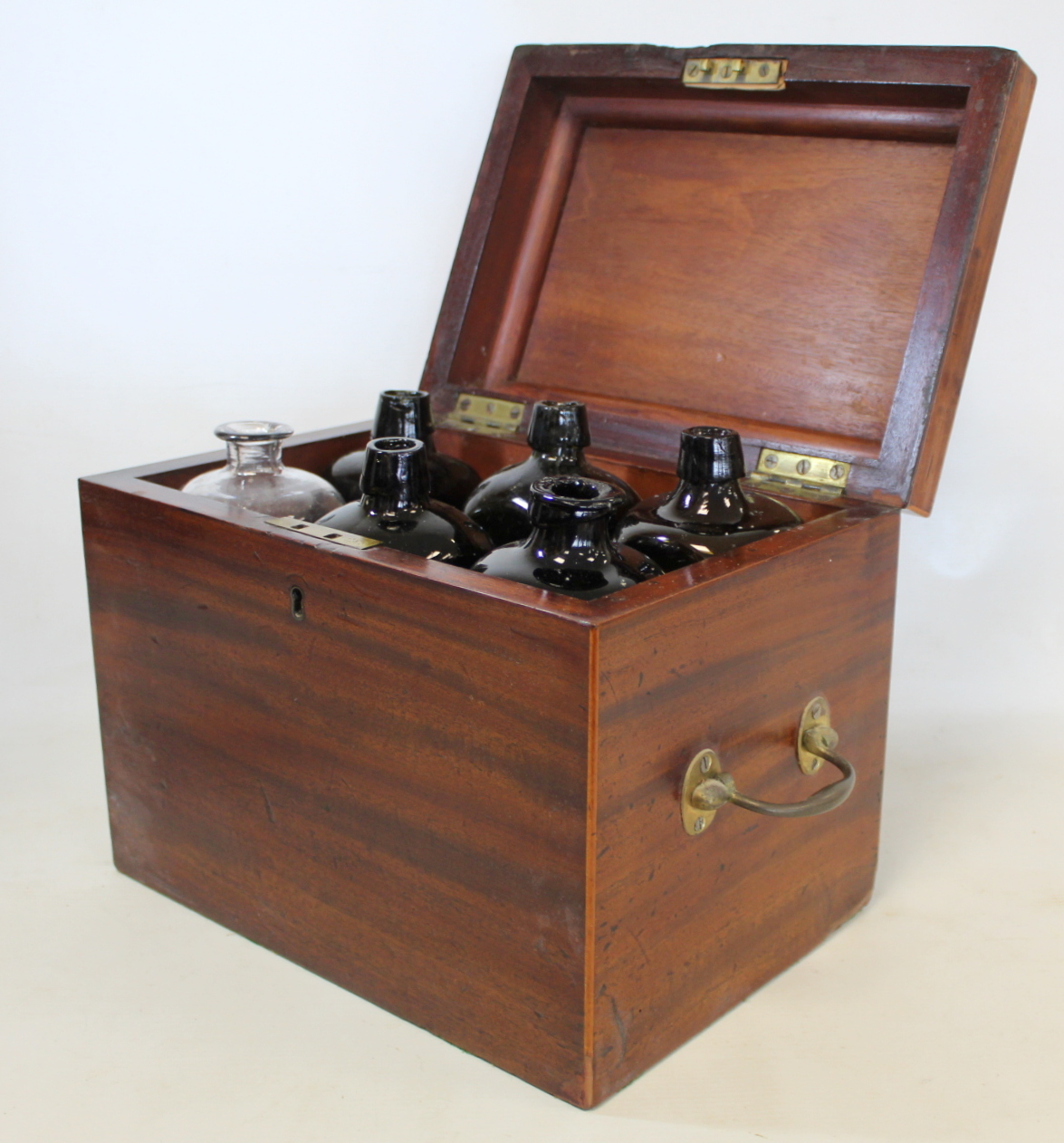 19th century travelling decanter set, the rectangular mahogany box with twin brass carrying handles, - Image 4 of 12