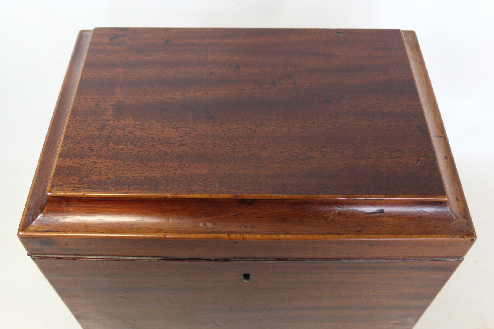 19th century travelling decanter set, the rectangular mahogany box with twin brass carrying handles, - Image 7 of 12