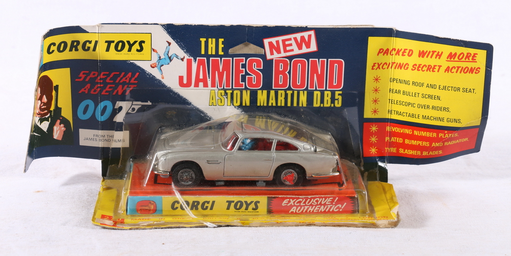 Corgi Toys 270 diecast Special Agent 007 James Bond's Aston Martin DB5 with two bandit figures,