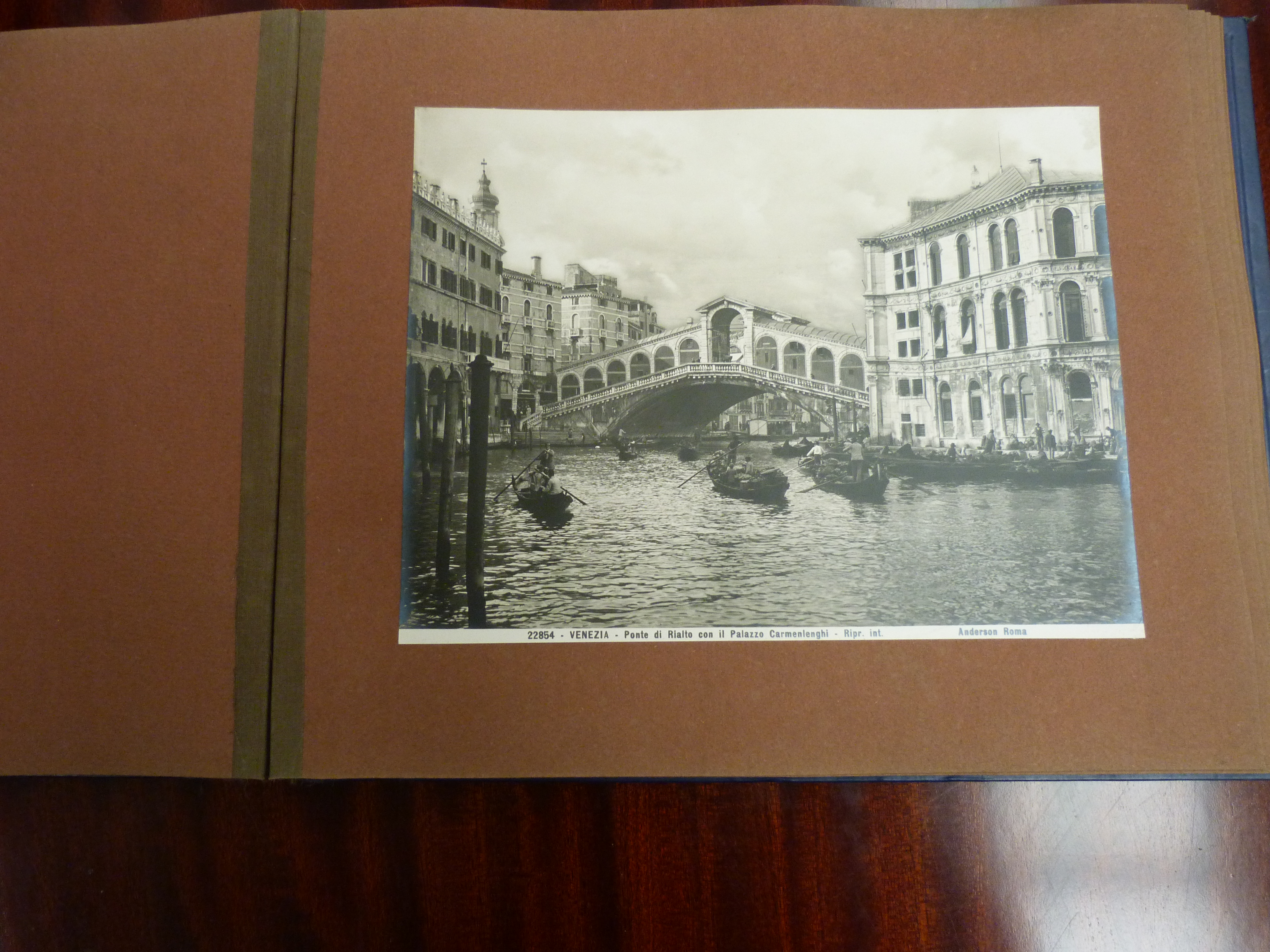 GENOVA ANTONIO.  Ricordo di Venezia. Souvenir album of mounted photographs. Oblong quarto. Orig. - Image 4 of 4