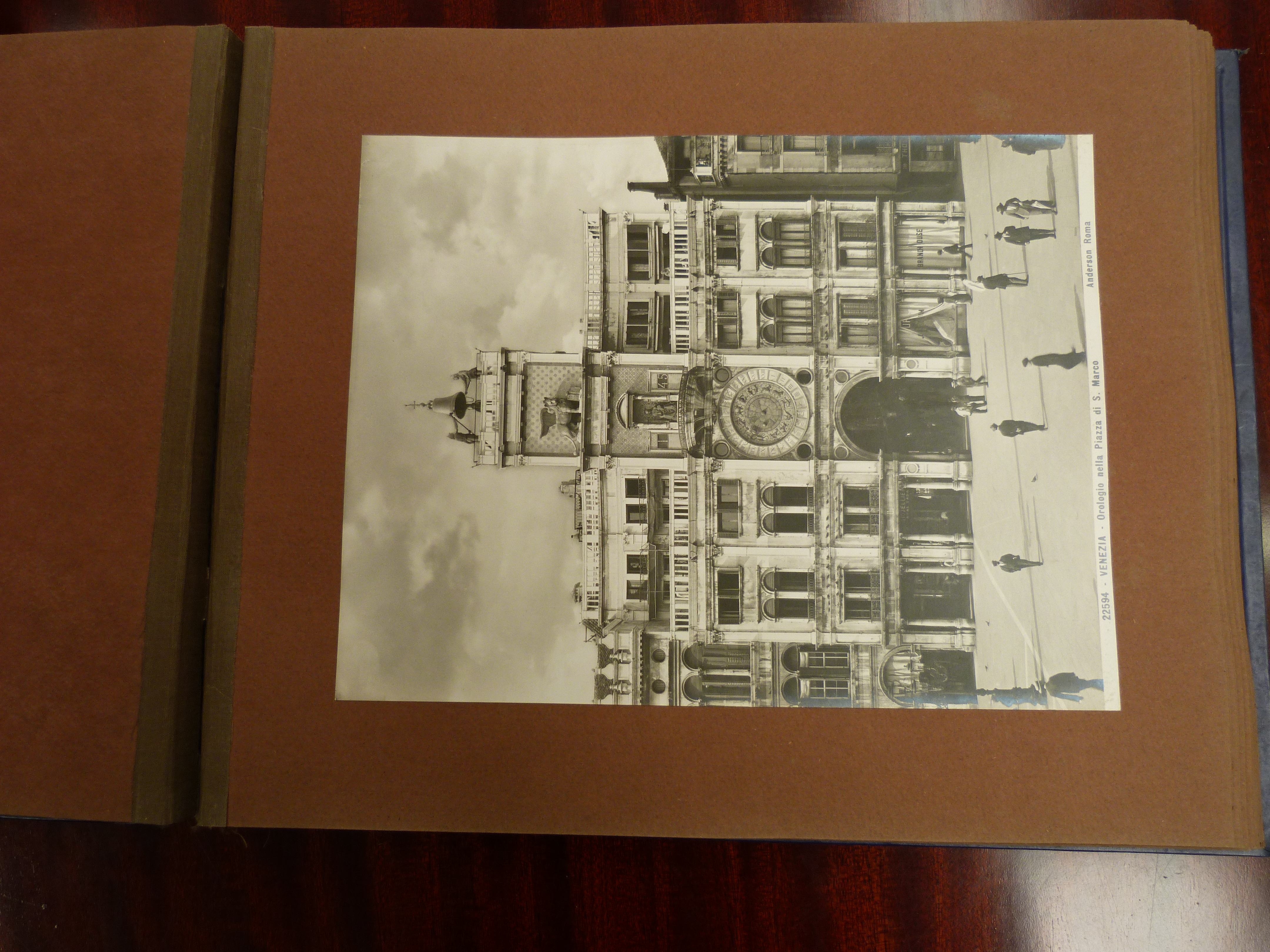 GENOVA ANTONIO.  Ricordo di Venezia. Souvenir album of mounted photographs. Oblong quarto. Orig. - Image 3 of 4