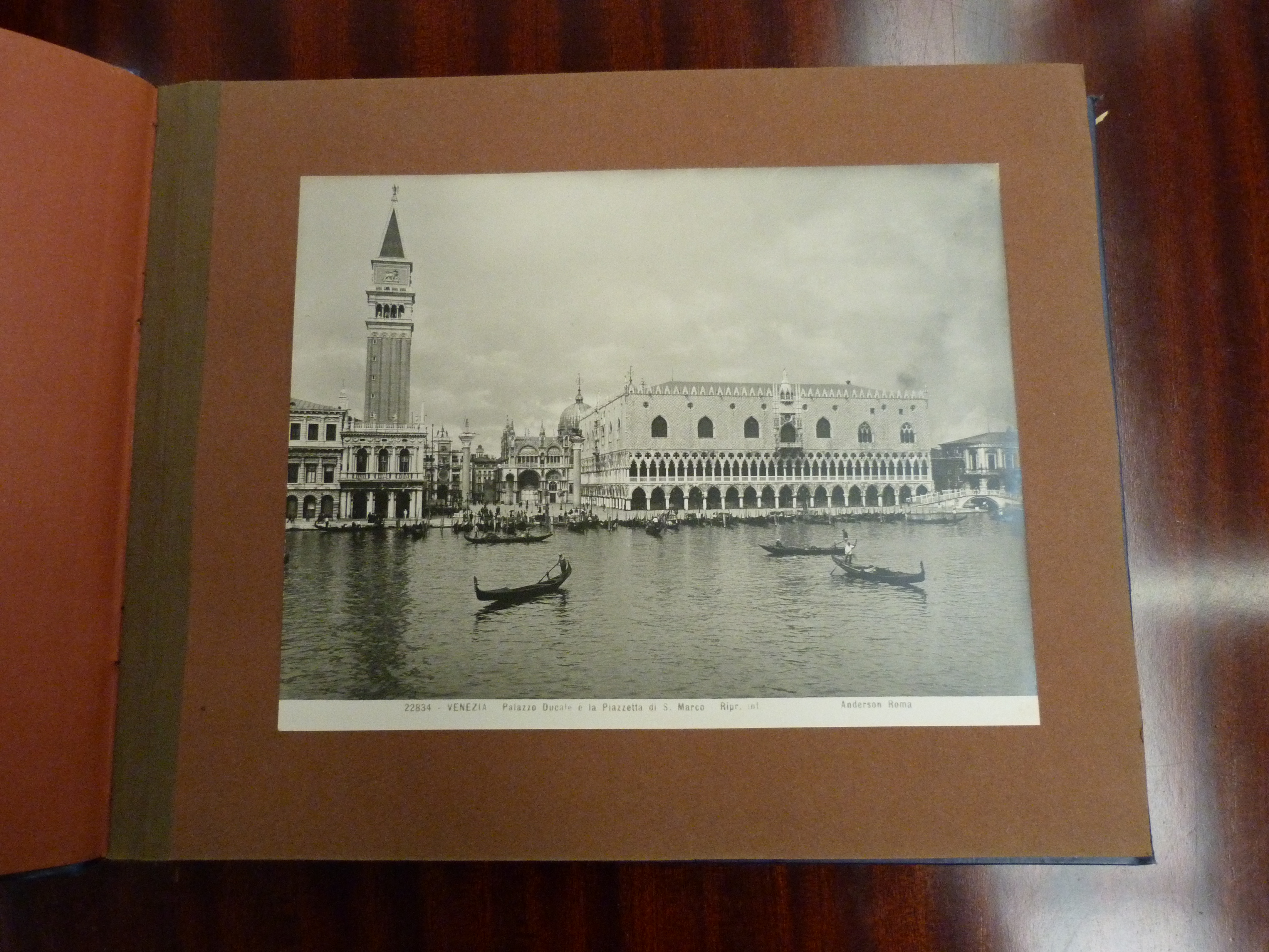 GENOVA ANTONIO.  Ricordo di Venezia. Souvenir album of mounted photographs. Oblong quarto. Orig. - Image 2 of 4