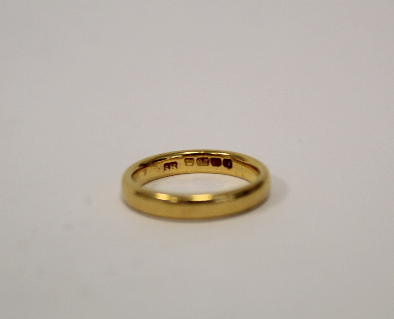 22ct gold band ring, 4g. Size 'I'. - Image 2 of 2